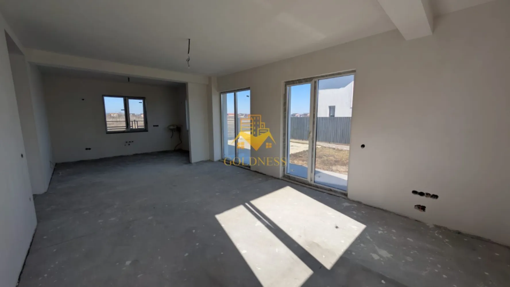 Casă individuală, 4 camere, 470 mp teren, Cluj - GOLDNESS Imobiliare vă propune spre vânzare o casă spațioasă și modernă, situată în Jucu de Mijloc, ideală pentru o familie. Proprietatea are un regim de înălțime P+E, cu o suprafață utilă de 180 mp și este amplasată pe un teren generos de 470 mp.
Casa beneficiază de încălzire prin pardoseală și este racordată la toate utilitățile necesare: apă, canalizare, curent și gaz.
Compartimentarea inteligentă este următoarea:
 Parterul include un living luminos, o bucătărie open space cu loc de luat masa, un birou, o zonă de depozitare și o baie.

 Etajul dispune de trei dormitoare (dintre care unul matrimonial), două băi și două balcoane, oferind spațiu și intimitate pentru toți membrii familiei.

 De asemenea, proprietatea beneficiază de o terasă, perfectă pentru relaxare în aer liber.

Dacă sunteți interesați de această casă și doriți mai multe detalii sau o vizionare, nu ezitați să ne contactați telefonic sau prin e-mail. Vă stăm la dispoziție!
! Comision 0% pentru cumpărător !
La pretul vânzării se adaugă TVA de 21%!