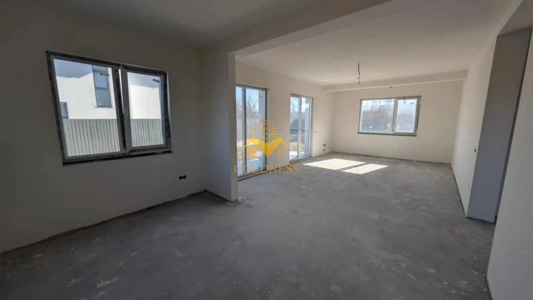 Casă individuală, 4 camere, 470 mp teren, Cluj - GOLDNESS Imobiliare vă propune spre vânzare o casă spațioasă și modernă, situată în Jucu de Mijloc, ideală pentru o familie. Proprietatea are un regim de înălțime P+E, cu o suprafață utilă de 180 mp și este amplasată pe un teren generos de 470 mp.
Casa beneficiază de încălzire prin pardoseală și este racordată la toate utilitățile necesare: apă, canalizare, curent și gaz.
Compartimentarea inteligentă este următoarea:
 Parterul include un living luminos, o bucătărie open space cu loc de luat masa, un birou, o zonă de depozitare și o baie.

 Etajul dispune de trei dormitoare (dintre care unul matrimonial), două băi și două balcoane, oferind spațiu și intimitate pentru toți membrii familiei.

 De asemenea, proprietatea beneficiază de o terasă, perfectă pentru relaxare în aer liber.

Dacă sunteți interesați de această casă și doriți mai multe detalii sau o vizionare, nu ezitați să ne contactați telefonic sau prin e-mail. Vă stăm la dispoziție!
! Comision 0% pentru cumpărător !
La pretul vânzării se adaugă TVA de 21%!
