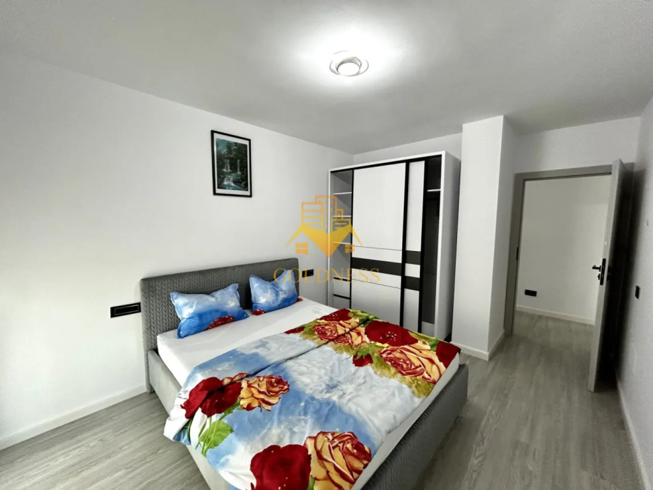 2 camere, Modern, Parcare subterana, AC, Elite City, Auchan, Iris - GOLDNESS Imobiliare vă propune spre închiriere un apartament cu 2 camere complet mobilat și utilat, la etajul4 într-un imobil de 7 etaje, în Cartierul Iris.
Dispune de loc de parcare subteran!
Se află în apropierea stațiilor de transport în comun, magazine, restaurante, spații verzi, farmacii, etc. 

Apartamentul este compartimentat astfel:
 - dormitor cu pat matrimonial, dressing
 - living cu canapea extensibila, loc de servit masa, comoda tv, televizor, birou
 - bucatarie complet utilată și mobilată
 - baie cu cada, calorifer port prosop și dulap pentru depozitare.
 - terasa de 14 mp.

Imobilul este dotat cu toate cele necesare- centrală proprie, frigider, aragaz, hotă, mașină de spălat haine si vase, teevizor, etc. 

Dacă sunteți interesați de acest apartament și doriți să îl vizionați, dar și pentru alte oferte nu ezitați să ne contactați telefonic sau prin e-mail. Vă stăm la dispoziție!
Pentru intermediere se percepe un comision de 50% din prețul chiriei!