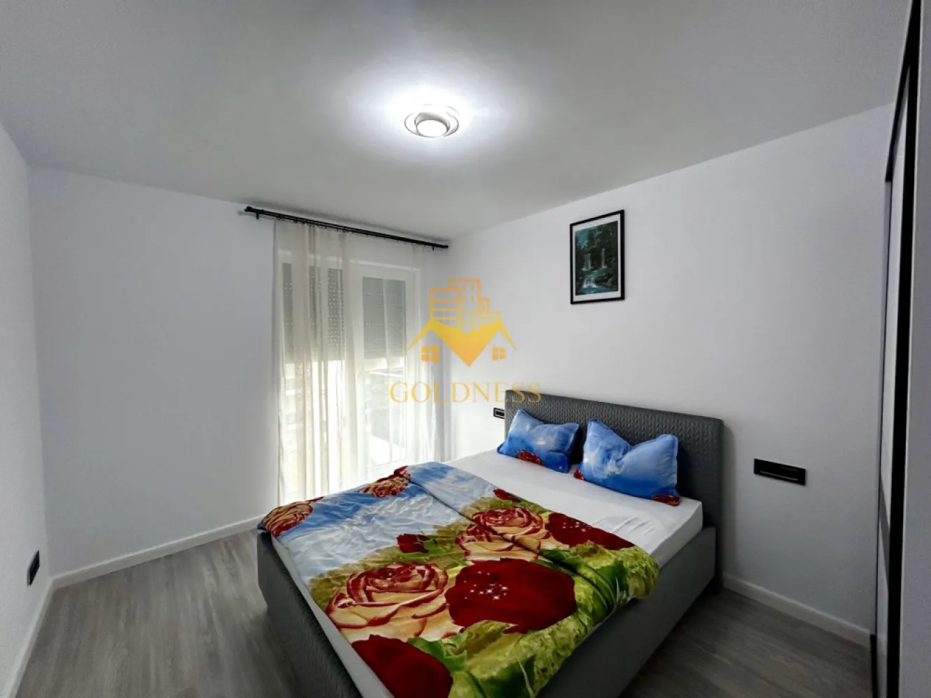 2 camere, Modern, Parcare subterana, AC, Elite City, Auchan, Iris - GOLDNESS Imobiliare vă propune spre închiriere un apartament cu 2 camere complet mobilat și utilat, la etajul4 într-un imobil de 7 etaje, în Cartierul Iris.
Dispune de loc de parcare subteran!
Se află în apropierea stațiilor de transport în comun, magazine, restaurante, spații verzi, farmacii, etc. 

Apartamentul este compartimentat astfel:
 - dormitor cu pat matrimonial, dressing
 - living cu canapea extensibila, loc de servit masa, comoda tv, televizor, birou
 - bucatarie complet utilată și mobilată
 - baie cu cada, calorifer port prosop și dulap pentru depozitare.
 - terasa de 14 mp.

Imobilul este dotat cu toate cele necesare- centrală proprie, frigider, aragaz, hotă, mașină de spălat haine si vase, teevizor, etc. 

Dacă sunteți interesați de acest apartament și doriți să îl vizionați, dar și pentru alte oferte nu ezitați să ne contactați telefonic sau prin e-mail. Vă stăm la dispoziție!
Pentru intermediere se percepe un comision de 50% din prețul chiriei!
