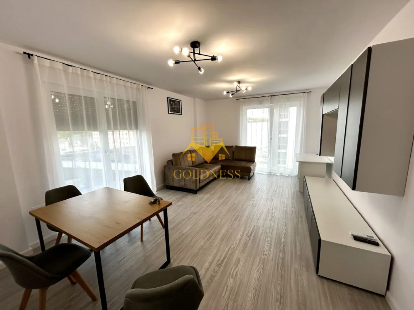 2 camere, Modern, Parcare subterana, AC, Elite City, Auchan, Iris - GOLDNESS Imobiliare vă propune spre închiriere un apartament cu 2 camere complet mobilat și utilat, la etajul4 într-un imobil de 7 etaje, în Cartierul Iris.
Dispune de loc de parcare subteran!
Se află în apropierea stațiilor de transport în comun, magazine, restaurante, spații verzi, farmacii, etc. 

Apartamentul este compartimentat astfel:
 - dormitor cu pat matrimonial, dressing
 - living cu canapea extensibila, loc de servit masa, comoda tv, televizor, birou
 - bucatarie complet utilată și mobilată
 - baie cu cada, calorifer port prosop și dulap pentru depozitare.
 - terasa de 14 mp.

Imobilul este dotat cu toate cele necesare- centrală proprie, frigider, aragaz, hotă, mașină de spălat haine si vase, teevizor, etc. 

Dacă sunteți interesați de acest apartament și doriți să îl vizionați, dar și pentru alte oferte nu ezitați să ne contactați telefonic sau prin e-mail. Vă stăm la dispoziție!
Pentru intermediere se percepe un comision de 50% din prețul chiriei!