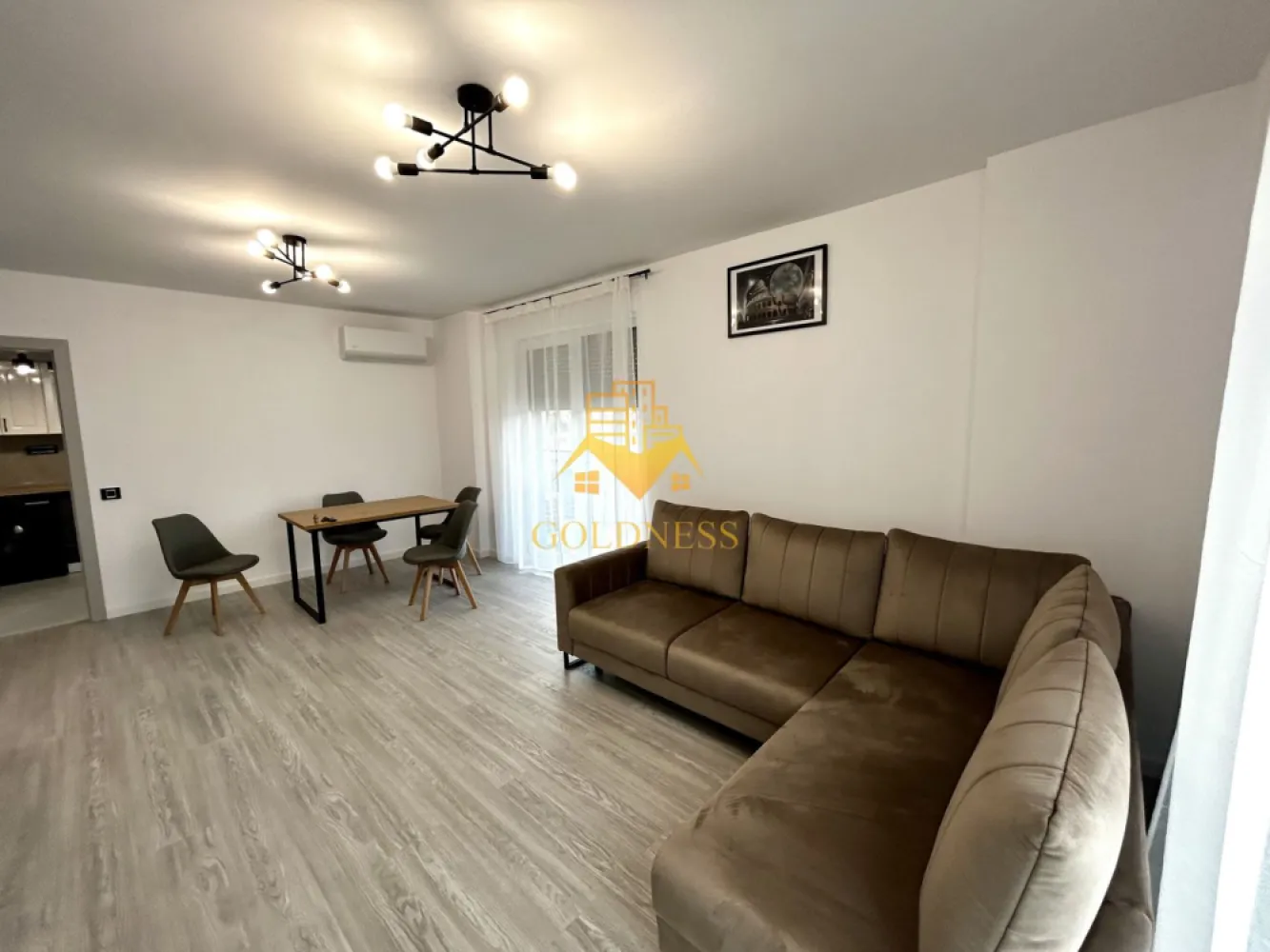 2 camere, Modern, Parcare subterana, AC, Elite City, Auchan, Iris - GOLDNESS Imobiliare vă propune spre închiriere un apartament cu 2 camere complet mobilat și utilat, la etajul4 într-un imobil de 7 etaje, în Cartierul Iris.
Dispune de loc de parcare subteran!
Se află în apropierea stațiilor de transport în comun, magazine, restaurante, spații verzi, farmacii, etc. 

Apartamentul este compartimentat astfel:
 - dormitor cu pat matrimonial, dressing
 - living cu canapea extensibila, loc de servit masa, comoda tv, televizor, birou
 - bucatarie complet utilată și mobilată
 - baie cu cada, calorifer port prosop și dulap pentru depozitare.
 - terasa de 14 mp.

Imobilul este dotat cu toate cele necesare- centrală proprie, frigider, aragaz, hotă, mașină de spălat haine si vase, teevizor, etc. 

Dacă sunteți interesați de acest apartament și doriți să îl vizionați, dar și pentru alte oferte nu ezitați să ne contactați telefonic sau prin e-mail. Vă stăm la dispoziție!
Pentru intermediere se percepe un comision de 50% din prețul chiriei!