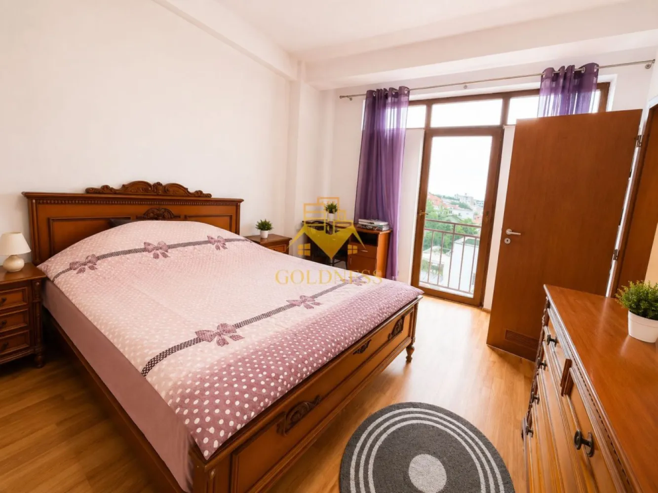 3 camere, Parcare, UTCN, UMF, Lidl, Sigma, Zorilor, Observatorului - GOLDNESS Imobiliare vă propune spre închiriere un apartament modern cu 3 camere open-space, complet mobilat și utilat, într-una dintre cele mai apreciate zone ale cartierului Zorilor, la etajul 4 al unui imobil cu 4 niveluri.

Unul dintre principalele avantaje ale proprietății îl reprezintă cele două locuri de parcare subterane, un beneficiu rar întâlnit în această zonă și extrem de apreciat pentru confortul zilnic.

Apartamentul este luminos, bine compartimentat și oferă spații generoase, fiind ideal pentru o familie, un cuplu sau persoane care își doresc să locuiască într-o zonă liniștită, dar cu acces rapid către centrul orașului, universități, spitale și principalele puncte de interes din Cluj-Napoca.

Compartimentare:

Dormitor matrimonial cu dressing și acces direct pe balcon;
Al doilea dormitor cu pat matrimonial, dressing și noptiere;
Living open-space cu bucătăria, canapea extensibilă, loc de servit masa și aer condiționat;
Baie spațioasă cu cadă, calorifer port-prosop și spații pentru depozitare;
Balcon cu acces din dormitor.

Dotări:

Centrală termică proprie;
Aer condiționat;
Frigider;
Aragaz;
Hotă;
Mașină de spălat rufe;
Mobilier complet;
Geamuri termopan;
2 locuri de parcare subterane.

Zona oferă acces rapid către mijloace de transport în comun, supermarketuri, farmacii, restaurante, clinici medicale și spații verzi, fiind una dintre cele mai căutate locații rezidențiale din Cluj-Napoca.

Puncte de interes în apropiere

Sigma Shopping Center

Mers pe jos: aproximativ 5 minute
Cu mașina: aproximativ 2 minute
Cu transportul în comun: aproximativ 5 minute

Spitalul Clinic de Recuperare

Mers pe jos: aproximativ 10 minute
Cu mașina: aproximativ 4 minute
Cu transportul în comun: aproximativ 6 minute

Grădina Botanică „Alexandru Borza”

Mers pe jos: aproximativ 15 minute
Cu mașina: aproximativ 5 minute
Cu transportul în comun: aproximativ 10 minute

Piața Unirii – Centrul orașului

Mers pe jos: aproximativ 30 minute
Cu mașina: aproximativ 8 minute
Cu transportul în comun: aproximativ 12 minute

Universități și facultăți în apropiere

Universitatea de Medicină și Farmacie „Iuliu Hațieganu”

Mers pe jos: aproximativ 15 minute
Cu mașina: aproximativ 5 minute
Cu transportul în comun: aproximativ 18 minute

Facultatea de Arhitectură și Urbanism (UTCN)

Mers pe jos: aproximativ 10 minute
Cu mașina: aproximativ 3 minute
Cu transportul în comun: aproximativ 6 minute

Facultatea de Construcții (UTCN)

Mers pe jos: aproximativ 10 minute
Cu mașina: aproximativ 3 minute
Cu transportul în comun: aproximativ 6 minute

Facultatea de Biologie și Geologie (UBB)

Mers pe jos: aproximativ 15 minute
Cu mașina: aproximativ 5 minute
Cu transportul în comun: aproximativ 9 minute
Dacă sunteți interesați de acest apartament și doriți să programați o vizionare, vă invităm să ne contactați telefonic sau prin e-mail. Echipa GOLDNESS Imobiliare vă stă la dispoziție cu plăcere.

Pentru intermediere se percepe un comision de 75% din valoarea apartamentului!