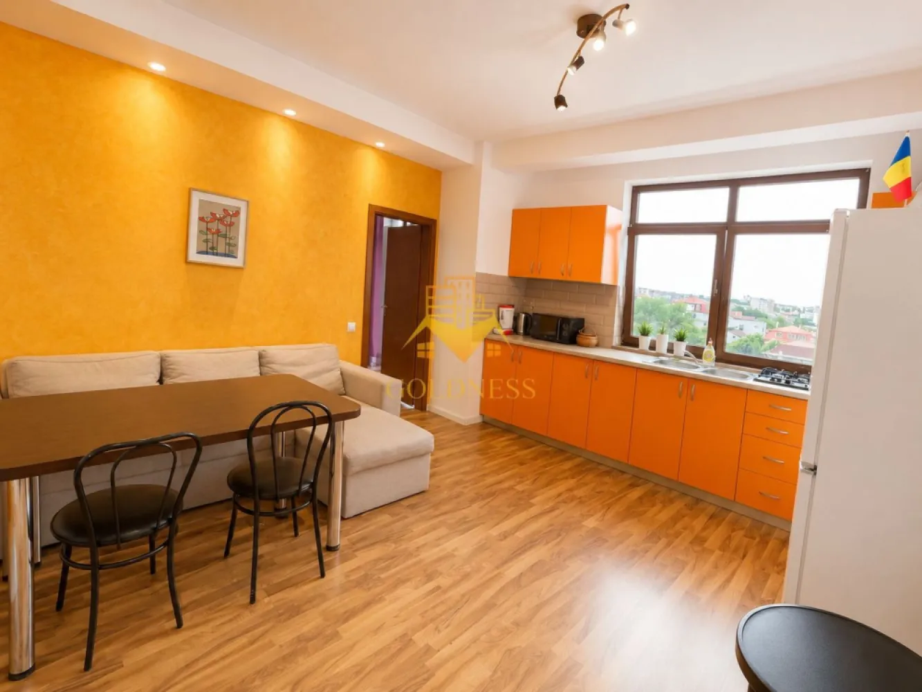 3 camere, Parcare, UTCN, UMF, Lidl, Sigma, Zorilor, Observatorului - GOLDNESS Imobiliare vă propune spre închiriere un apartament modern cu 3 camere open-space, complet mobilat și utilat, într-una dintre cele mai apreciate zone ale cartierului Zorilor, la etajul 4 al unui imobil cu 4 niveluri.

Unul dintre principalele avantaje ale proprietății îl reprezintă cele două locuri de parcare subterane, un beneficiu rar întâlnit în această zonă și extrem de apreciat pentru confortul zilnic.

Apartamentul este luminos, bine compartimentat și oferă spații generoase, fiind ideal pentru o familie, un cuplu sau persoane care își doresc să locuiască într-o zonă liniștită, dar cu acces rapid către centrul orașului, universități, spitale și principalele puncte de interes din Cluj-Napoca.

Compartimentare:

Dormitor matrimonial cu dressing și acces direct pe balcon;
Al doilea dormitor cu pat matrimonial, dressing și noptiere;
Living open-space cu bucătăria, canapea extensibilă, loc de servit masa și aer condiționat;
Baie spațioasă cu cadă, calorifer port-prosop și spații pentru depozitare;
Balcon cu acces din dormitor.

Dotări:

Centrală termică proprie;
Aer condiționat;
Frigider;
Aragaz;
Hotă;
Mașină de spălat rufe;
Mobilier complet;
Geamuri termopan;
2 locuri de parcare subterane.

Zona oferă acces rapid către mijloace de transport în comun, supermarketuri, farmacii, restaurante, clinici medicale și spații verzi, fiind una dintre cele mai căutate locații rezidențiale din Cluj-Napoca.

Puncte de interes în apropiere

Sigma Shopping Center

Mers pe jos: aproximativ 5 minute
Cu mașina: aproximativ 2 minute
Cu transportul în comun: aproximativ 5 minute

Spitalul Clinic de Recuperare

Mers pe jos: aproximativ 10 minute
Cu mașina: aproximativ 4 minute
Cu transportul în comun: aproximativ 6 minute

Grădina Botanică „Alexandru Borza”

Mers pe jos: aproximativ 15 minute
Cu mașina: aproximativ 5 minute
Cu transportul în comun: aproximativ 10 minute

Piața Unirii – Centrul orașului

Mers pe jos: aproximativ 30 minute
Cu mașina: aproximativ 8 minute
Cu transportul în comun: aproximativ 12 minute

Universități și facultăți în apropiere

Universitatea de Medicină și Farmacie „Iuliu Hațieganu”

Mers pe jos: aproximativ 15 minute
Cu mașina: aproximativ 5 minute
Cu transportul în comun: aproximativ 18 minute

Facultatea de Arhitectură și Urbanism (UTCN)

Mers pe jos: aproximativ 10 minute
Cu mașina: aproximativ 3 minute
Cu transportul în comun: aproximativ 6 minute

Facultatea de Construcții (UTCN)

Mers pe jos: aproximativ 10 minute
Cu mașina: aproximativ 3 minute
Cu transportul în comun: aproximativ 6 minute

Facultatea de Biologie și Geologie (UBB)

Mers pe jos: aproximativ 15 minute
Cu mașina: aproximativ 5 minute
Cu transportul în comun: aproximativ 9 minute
Dacă sunteți interesați de acest apartament și doriți să programați o vizionare, vă invităm să ne contactați telefonic sau prin e-mail. Echipa GOLDNESS Imobiliare vă stă la dispoziție cu plăcere.

Pentru intermediere se percepe un comision de 75% din valoarea apartamentului!