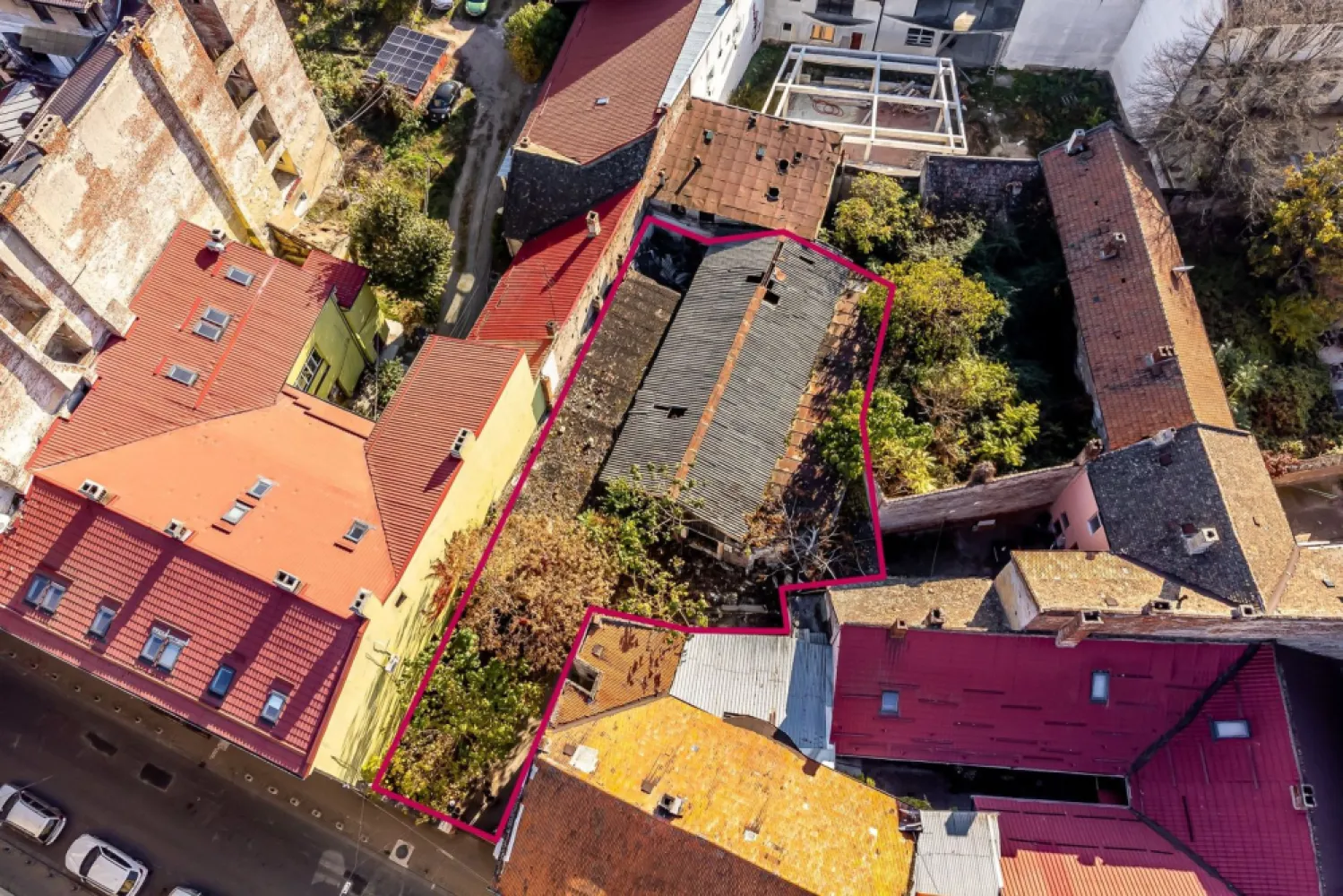 Teren de 439mp pe str. Unirii - Vând teren central cu suprafața de 439 mp, situat pe o strada Unirii din Arad, cu vad pietonal intens.

Proprietatea se află aproape de teatru, restaurante și cele mai populare zone ale orașului ce oferă o oportunitate excelentă pentru dezvoltarea unui proiect cu funcționalitate mixtă, ideal pentru investitorii interesați de spații rezidențiale și comerciale într-o locație de primă clasă.

Terenul dispune de racordări la apă, canalizare și curent, iar gazul este disponibil la limita proprietății. Unicitatea locației oferă un potențial ridicat pentru proiecte de succes.

Contactează-ne astăzi și descoperă potențialul acestui teren excepțional!

Contact:0742267773
Szuchanszki Andreea Consultant Imobiliar
CP2186918

Birou: ACASĂ | Agenție imobiliară Arad 
Adresă: Bulevardul Decebal 2, Arad 310133