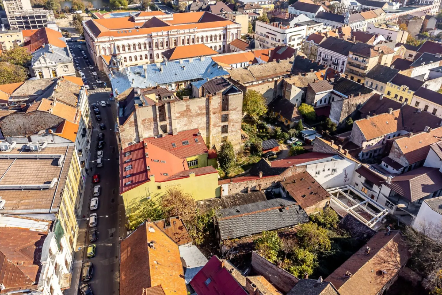 Teren de 439mp pe str. Unirii - Vând teren central cu suprafața de 439 mp, situat pe o strada Unirii din Arad, cu vad pietonal intens.

Proprietatea se află aproape de teatru, restaurante și cele mai populare zone ale orașului ce oferă o oportunitate excelentă pentru dezvoltarea unui proiect cu funcționalitate mixtă, ideal pentru investitorii interesați de spații rezidențiale și comerciale într-o locație de primă clasă.

Terenul dispune de racordări la apă, canalizare și curent, iar gazul este disponibil la limita proprietății. Unicitatea locației oferă un potențial ridicat pentru proiecte de succes.

Contactează-ne astăzi și descoperă potențialul acestui teren excepțional!

Contact:0742267773
Szuchanszki Andreea Consultant Imobiliar
CP2186918

Birou: ACASĂ | Agenție imobiliară Arad 
Adresă: Bulevardul Decebal 2, Arad 310133