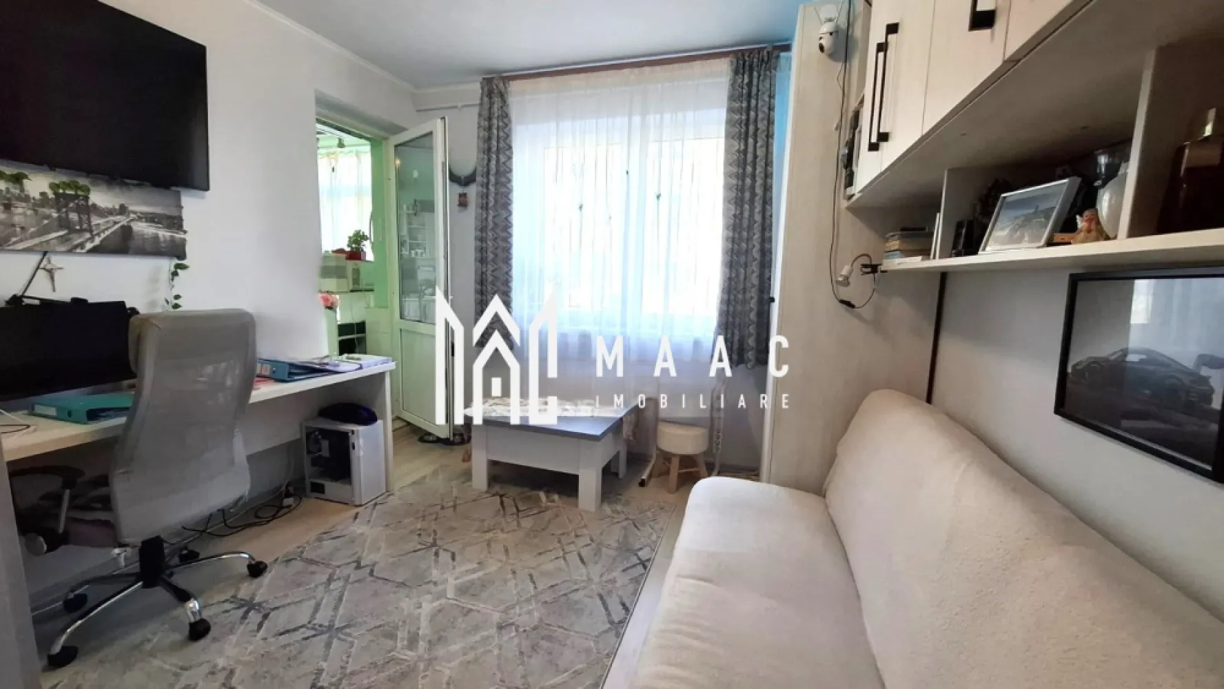 Apartament 2 camere I 56MPU I Parcare I C.Dumbravii - MAAC Imobiliare vă propune spre vânzare un apartament cu 2 camere decomandate situat pe Calea Dumbrăvii din Sibiu, la parterul înalt al unui imobil solid și izolat termic, la aproximativ 3 minute de mers pe jos de Parcul Sub Arini.

Compartimentarea apartamentului este următoarea:
-hol central spațios, cu lungime de aproximativ 6 metri
-bucătărie separată
-living luminos
-dormitor
-baie cu fereastră
-debara
-dressing generos pe hol, de aproximativ 4 metri

Apartamentul dispune și de pivnita situat sub camera mică, util pentru depozitare suplimentară.

Proprietatea se vinde complet mobilată și utilată:
-aer condiționat
-geamuri tripan pentru izolare fonică și termică
-bloc izolat termic

Un avantaj important îl reprezintă locul de parcare inclus, amplasat chiar sub fereastra apartamentului.

Imobilul este o construcție solidă și bine întreținută, situată într-o zonă liniștită, fără trafic intens, circulația fiind limitată în principal la rezidenți. În imediata apropiere se află Parcul Sub Arini, instituții de învățământ, magazine, restaurante și mijloace de transport în comun.

Pentru mai multe detalii, vă rugăm să menționați telefonic că ați văzut anunțul cu CP2800784.