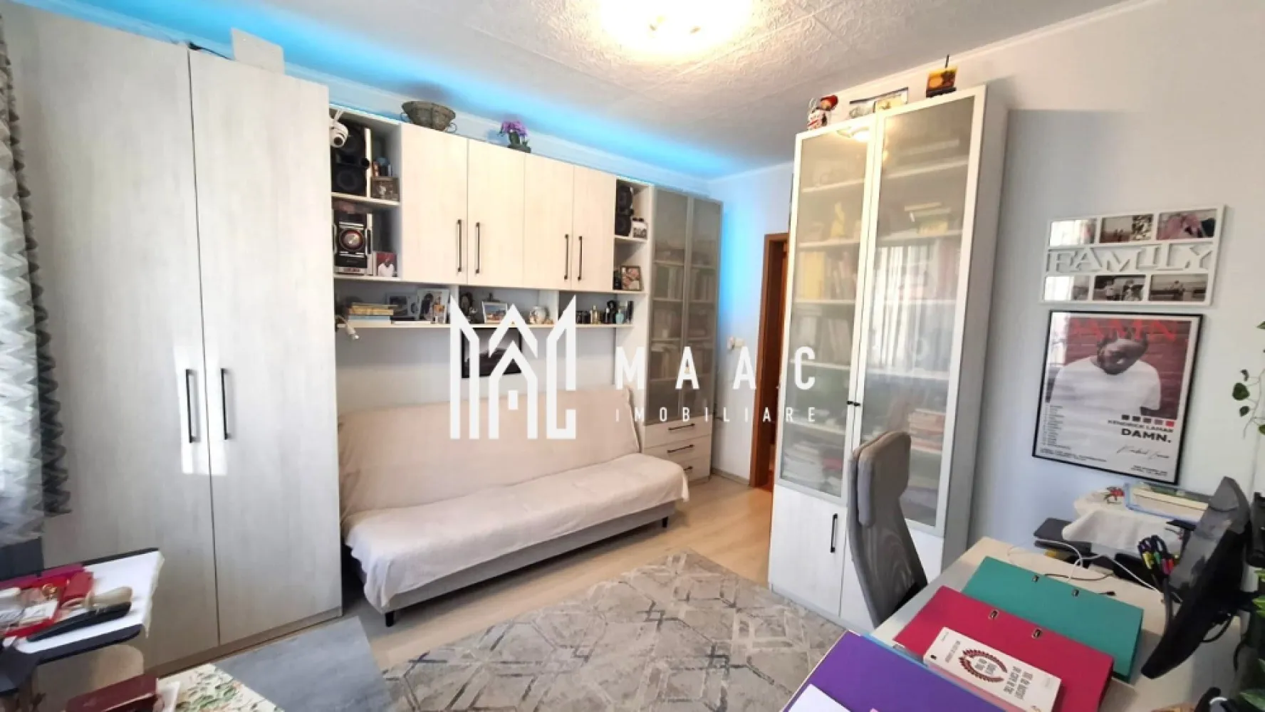 Apartament 2 camere I 56MPU I Parcare I C.Dumbravii - MAAC Imobiliare vă propune spre vânzare un apartament cu 2 camere decomandate situat pe Calea Dumbrăvii din Sibiu, la parterul înalt al unui imobil solid și izolat termic, la aproximativ 3 minute de mers pe jos de Parcul Sub Arini.

Compartimentarea apartamentului este următoarea:
-hol central spațios, cu lungime de aproximativ 6 metri
-bucătărie separată
-living luminos
-dormitor
-baie cu fereastră
-debara
-dressing generos pe hol, de aproximativ 4 metri

Apartamentul dispune și de pivnita situat sub camera mică, util pentru depozitare suplimentară.

Proprietatea se vinde complet mobilată și utilată:
-aer condiționat
-geamuri tripan pentru izolare fonică și termică
-bloc izolat termic

Un avantaj important îl reprezintă locul de parcare inclus, amplasat chiar sub fereastra apartamentului.

Imobilul este o construcție solidă și bine întreținută, situată într-o zonă liniștită, fără trafic intens, circulația fiind limitată în principal la rezidenți. În imediata apropiere se află Parcul Sub Arini, instituții de învățământ, magazine, restaurante și mijloace de transport în comun.

Pentru mai multe detalii, vă rugăm să menționați telefonic că ați văzut anunțul cu CP2800784.