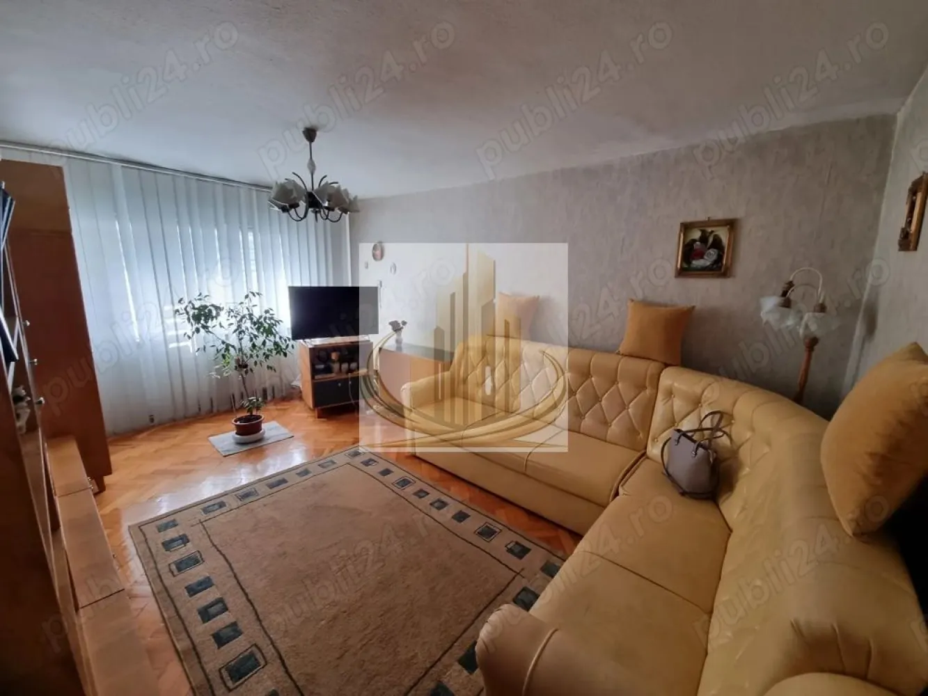 Apartament 3 Camere | Decomandat | Etaj 3/5 | Zonă Calea Aradului - Grand Mobilis Imobiliare vă propune spre vânzare un apartament cu 3 camere, decomandat, situat la etajul 3 din 5, într-o zonă liniștită și foarte bine cotată din Calea Aradului.

Proprietatea se află într-un bloc construit în 1985, reabilitat termic, ceea ce contribuie la un confort sporit și eficiență energetică.

📍 Localizare excelentă:
Apartamentul beneficiază de o poziție foarte avantajoasă, în apropiere de numeroase facilități: magazine, farmacii, piețe și alte puncte de interes. În același timp, oferă acces rapid către principalele artere ale orașului și către Iulius Town.

📐 Date tehnice:

Suprafață utilă: 68 mp
Etaj: 3 / 5
An construcție: 1985
Compartimentare: decomandat

🏠 Compartimentare:

Living spațios
2 dormitoare
Bucătărie
Baie
Hol
Boxă la subsol

🔥 Confort & dotări:

Centrală proprie pe gaz – confort termic asigurat pe tot parcursul anului
Aer condiționat
Geamuri termopan
Parchet, gresie
Uși interioare furniruite
Interfon, cablu TV și internet

💰 Flexibilitate:
Apartamentul se poate vinde atât mobilat, cât și nemobilat, în funcție de preferințele viitorului proprietar.
💶 Preț ușor negociabil

💡 O alegere inspirată:
Datorită compartimentării eficiente și poziției excelente, apartamentul este ideal atât pentru o familie, cât și pentru investiție, oferind un potențial ridicat de închiriere.

💛 De ce să alegi acest apartament?
Pentru confortul oferit de un imobil bine întreținut, poziționarea strategică și accesul facil către toate punctele de interes importante ale orașului.

📞 Pentru mai multe detalii sau programarea unei vizionări, echipa Grand Mobilis Imobiliare vă stă la dispoziție!
ID Intern: CP3036885