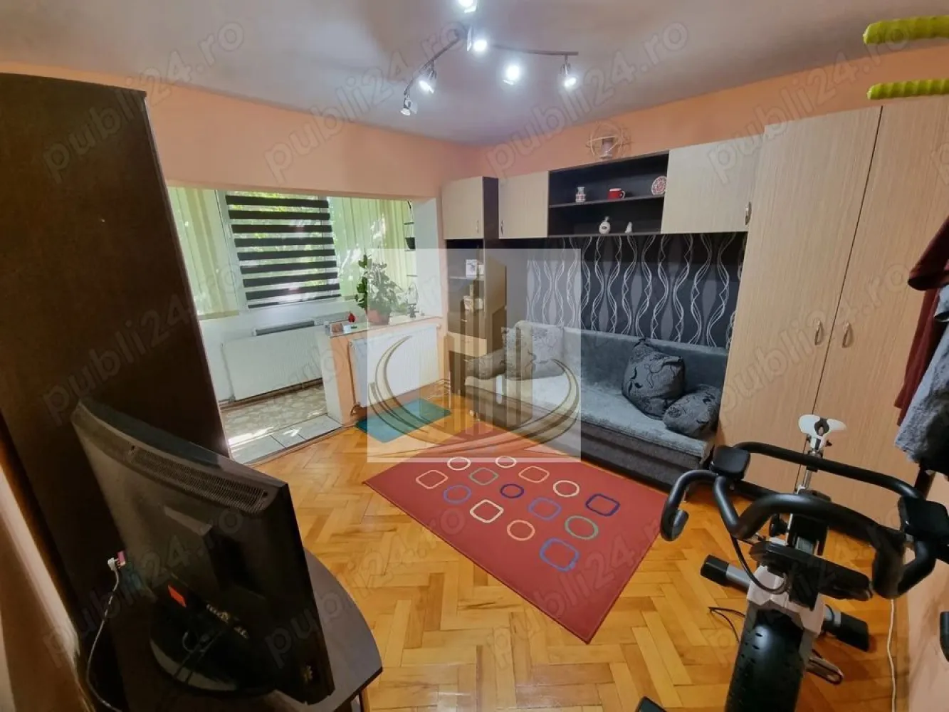 Apartament 3 Camere | Decomandat | Etaj 3/5 | Zonă Calea Aradului - Grand Mobilis Imobiliare vă propune spre vânzare un apartament cu 3 camere, decomandat, situat la etajul 3 din 5, într-o zonă liniștită și foarte bine cotată din Calea Aradului.

Proprietatea se află într-un bloc construit în 1985, reabilitat termic, ceea ce contribuie la un confort sporit și eficiență energetică.

📍 Localizare excelentă:
Apartamentul beneficiază de o poziție foarte avantajoasă, în apropiere de numeroase facilități: magazine, farmacii, piețe și alte puncte de interes. În același timp, oferă acces rapid către principalele artere ale orașului și către Iulius Town.

📐 Date tehnice:

Suprafață utilă: 68 mp
Etaj: 3 / 5
An construcție: 1985
Compartimentare: decomandat

🏠 Compartimentare:

Living spațios
2 dormitoare
Bucătărie
Baie
Hol
Boxă la subsol

🔥 Confort & dotări:

Centrală proprie pe gaz – confort termic asigurat pe tot parcursul anului
Aer condiționat
Geamuri termopan
Parchet, gresie
Uși interioare furniruite
Interfon, cablu TV și internet

💰 Flexibilitate:
Apartamentul se poate vinde atât mobilat, cât și nemobilat, în funcție de preferințele viitorului proprietar.
💶 Preț ușor negociabil

💡 O alegere inspirată:
Datorită compartimentării eficiente și poziției excelente, apartamentul este ideal atât pentru o familie, cât și pentru investiție, oferind un potențial ridicat de închiriere.

💛 De ce să alegi acest apartament?
Pentru confortul oferit de un imobil bine întreținut, poziționarea strategică și accesul facil către toate punctele de interes importante ale orașului.

📞 Pentru mai multe detalii sau programarea unei vizionări, echipa Grand Mobilis Imobiliare vă stă la dispoziție!
ID Intern: CP3036885