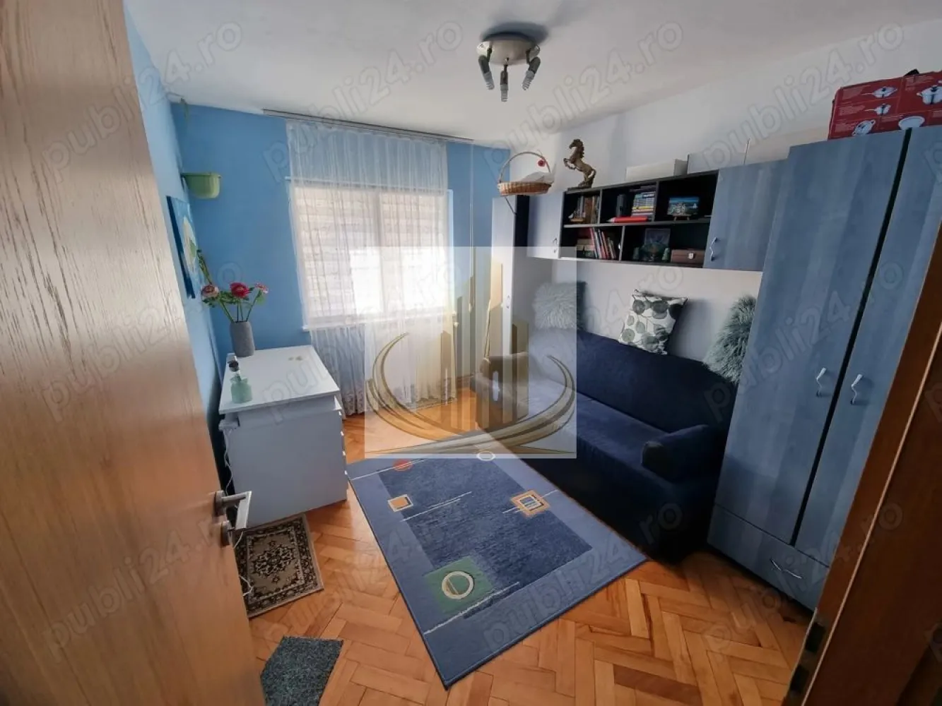 Apartament 3 Camere | Decomandat | Etaj 3/5 | Zonă Calea Aradului - Grand Mobilis Imobiliare vă propune spre vânzare un apartament cu 3 camere, decomandat, situat la etajul 3 din 5, într-o zonă liniștită și foarte bine cotată din Calea Aradului.

Proprietatea se află într-un bloc construit în 1985, reabilitat termic, ceea ce contribuie la un confort sporit și eficiență energetică.

📍 Localizare excelentă:
Apartamentul beneficiază de o poziție foarte avantajoasă, în apropiere de numeroase facilități: magazine, farmacii, piețe și alte puncte de interes. În același timp, oferă acces rapid către principalele artere ale orașului și către Iulius Town.

📐 Date tehnice:

Suprafață utilă: 68 mp
Etaj: 3 / 5
An construcție: 1985
Compartimentare: decomandat

🏠 Compartimentare:

Living spațios
2 dormitoare
Bucătărie
Baie
Hol
Boxă la subsol

🔥 Confort & dotări:

Centrală proprie pe gaz – confort termic asigurat pe tot parcursul anului
Aer condiționat
Geamuri termopan
Parchet, gresie
Uși interioare furniruite
Interfon, cablu TV și internet

💰 Flexibilitate:
Apartamentul se poate vinde atât mobilat, cât și nemobilat, în funcție de preferințele viitorului proprietar.
💶 Preț ușor negociabil

💡 O alegere inspirată:
Datorită compartimentării eficiente și poziției excelente, apartamentul este ideal atât pentru o familie, cât și pentru investiție, oferind un potențial ridicat de închiriere.

💛 De ce să alegi acest apartament?
Pentru confortul oferit de un imobil bine întreținut, poziționarea strategică și accesul facil către toate punctele de interes importante ale orașului.

📞 Pentru mai multe detalii sau programarea unei vizionări, echipa Grand Mobilis Imobiliare vă stă la dispoziție!
ID Intern: CP3036885
