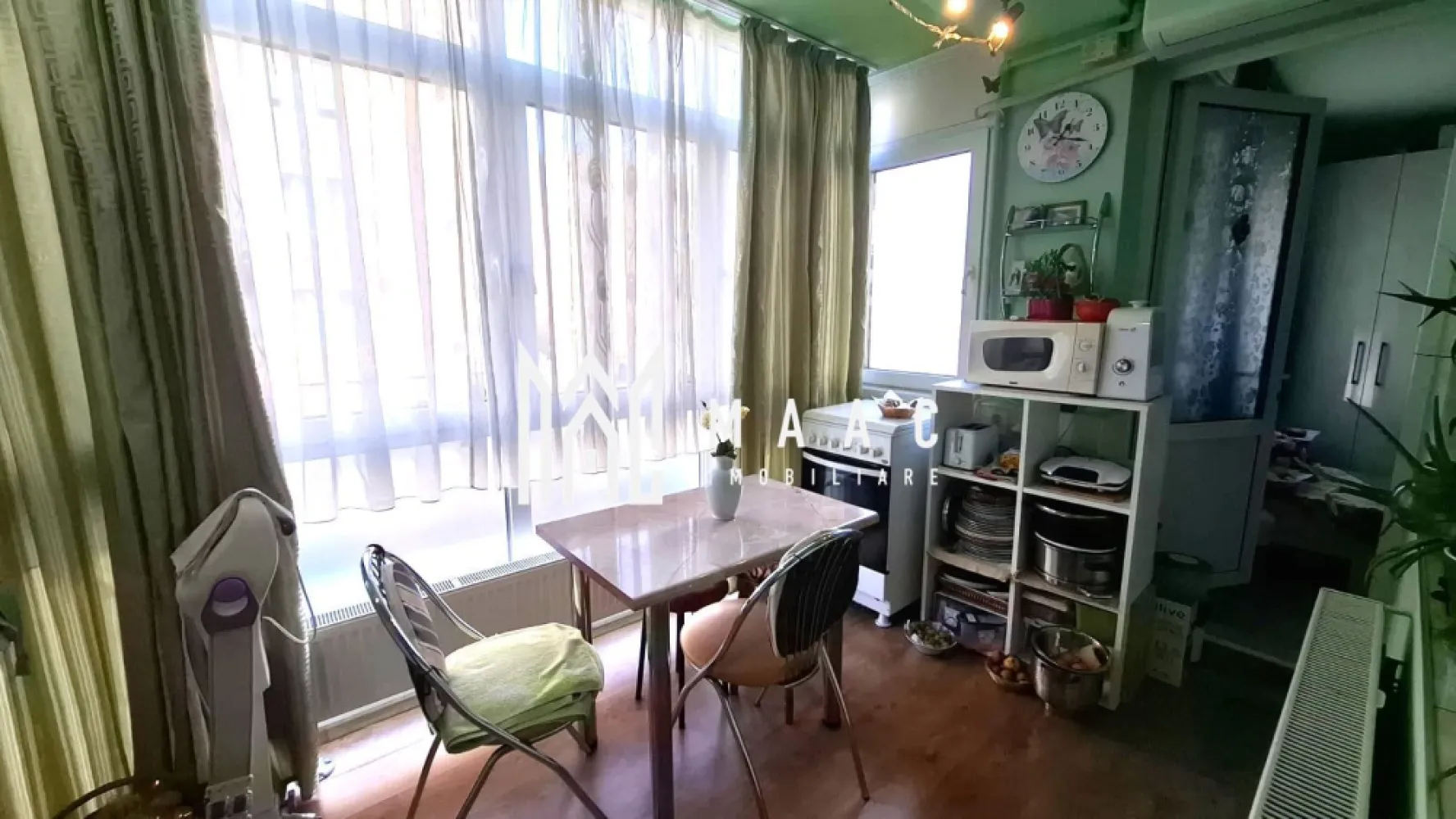 Apartament 2 camere I 56MPU I Parcare I C.Dumbravii - MAAC Imobiliare vă propune spre vânzare un apartament cu 2 camere decomandate situat pe Calea Dumbrăvii din Sibiu, la parterul înalt al unui imobil solid și izolat termic, la aproximativ 3 minute de mers pe jos de Parcul Sub Arini.

Compartimentarea apartamentului este următoarea:
-hol central spațios, cu lungime de aproximativ 6 metri
-bucătărie separată
-living luminos
-dormitor
-baie cu fereastră
-debara
-dressing generos pe hol, de aproximativ 4 metri

Apartamentul dispune și de pivnita situat sub camera mică, util pentru depozitare suplimentară.

Proprietatea se vinde complet mobilată și utilată:
-aer condiționat
-geamuri tripan pentru izolare fonică și termică
-bloc izolat termic

Un avantaj important îl reprezintă locul de parcare inclus, amplasat chiar sub fereastra apartamentului.

Imobilul este o construcție solidă și bine întreținută, situată într-o zonă liniștită, fără trafic intens, circulația fiind limitată în principal la rezidenți. În imediata apropiere se află Parcul Sub Arini, instituții de învățământ, magazine, restaurante și mijloace de transport în comun.

Pentru mai multe detalii, vă rugăm să menționați telefonic că ați văzut anunțul cu CP2800784.