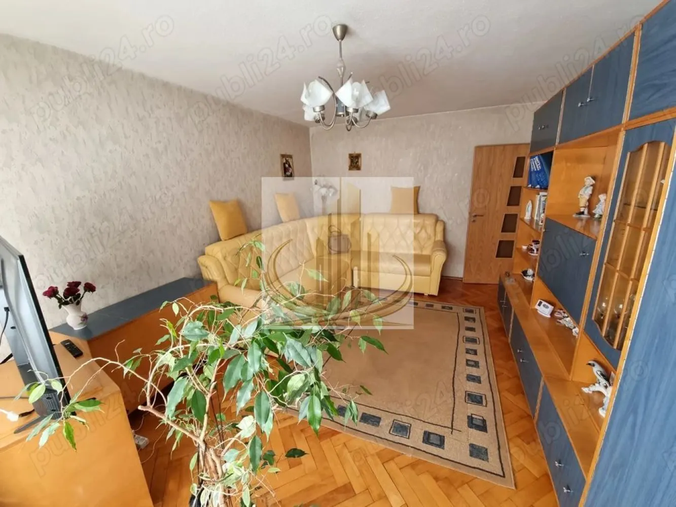 Apartament 3 Camere | Decomandat | Etaj 3/5 | Zonă Calea Aradului - Grand Mobilis Imobiliare vă propune spre vânzare un apartament cu 3 camere, decomandat, situat la etajul 3 din 5, într-o zonă liniștită și foarte bine cotată din Calea Aradului.

Proprietatea se află într-un bloc construit în 1985, reabilitat termic, ceea ce contribuie la un confort sporit și eficiență energetică.

📍 Localizare excelentă:
Apartamentul beneficiază de o poziție foarte avantajoasă, în apropiere de numeroase facilități: magazine, farmacii, piețe și alte puncte de interes. În același timp, oferă acces rapid către principalele artere ale orașului și către Iulius Town.

📐 Date tehnice:

Suprafață utilă: 68 mp
Etaj: 3 / 5
An construcție: 1985
Compartimentare: decomandat

🏠 Compartimentare:

Living spațios
2 dormitoare
Bucătărie
Baie
Hol
Boxă la subsol

🔥 Confort & dotări:

Centrală proprie pe gaz – confort termic asigurat pe tot parcursul anului
Aer condiționat
Geamuri termopan
Parchet, gresie
Uși interioare furniruite
Interfon, cablu TV și internet

💰 Flexibilitate:
Apartamentul se poate vinde atât mobilat, cât și nemobilat, în funcție de preferințele viitorului proprietar.
💶 Preț ușor negociabil

💡 O alegere inspirată:
Datorită compartimentării eficiente și poziției excelente, apartamentul este ideal atât pentru o familie, cât și pentru investiție, oferind un potențial ridicat de închiriere.

💛 De ce să alegi acest apartament?
Pentru confortul oferit de un imobil bine întreținut, poziționarea strategică și accesul facil către toate punctele de interes importante ale orașului.

📞 Pentru mai multe detalii sau programarea unei vizionări, echipa Grand Mobilis Imobiliare vă stă la dispoziție!
ID Intern: CP3036885