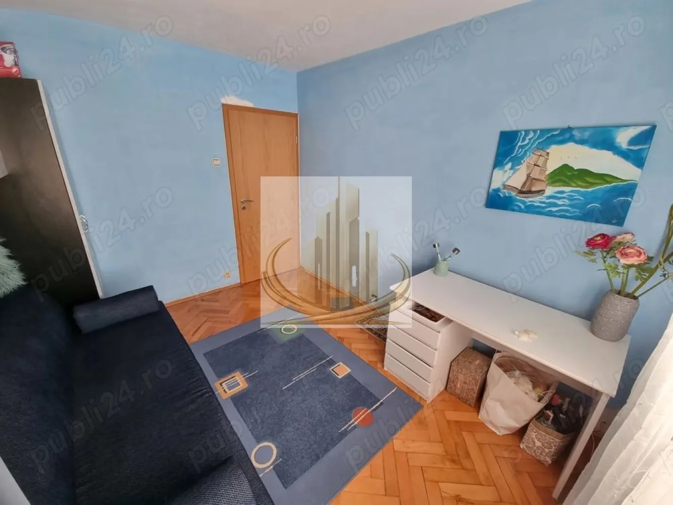 Apartament 3 Camere | Decomandat | Etaj 3/5 | Zonă Calea Aradului - Grand Mobilis Imobiliare vă propune spre vânzare un apartament cu 3 camere, decomandat, situat la etajul 3 din 5, într-o zonă liniștită și foarte bine cotată din Calea Aradului.

Proprietatea se află într-un bloc construit în 1985, reabilitat termic, ceea ce contribuie la un confort sporit și eficiență energetică.

📍 Localizare excelentă:
Apartamentul beneficiază de o poziție foarte avantajoasă, în apropiere de numeroase facilități: magazine, farmacii, piețe și alte puncte de interes. În același timp, oferă acces rapid către principalele artere ale orașului și către Iulius Town.

📐 Date tehnice:

Suprafață utilă: 68 mp
Etaj: 3 / 5
An construcție: 1985
Compartimentare: decomandat

🏠 Compartimentare:

Living spațios
2 dormitoare
Bucătărie
Baie
Hol
Boxă la subsol

🔥 Confort & dotări:

Centrală proprie pe gaz – confort termic asigurat pe tot parcursul anului
Aer condiționat
Geamuri termopan
Parchet, gresie
Uși interioare furniruite
Interfon, cablu TV și internet

💰 Flexibilitate:
Apartamentul se poate vinde atât mobilat, cât și nemobilat, în funcție de preferințele viitorului proprietar.
💶 Preț ușor negociabil

💡 O alegere inspirată:
Datorită compartimentării eficiente și poziției excelente, apartamentul este ideal atât pentru o familie, cât și pentru investiție, oferind un potențial ridicat de închiriere.

💛 De ce să alegi acest apartament?
Pentru confortul oferit de un imobil bine întreținut, poziționarea strategică și accesul facil către toate punctele de interes importante ale orașului.

📞 Pentru mai multe detalii sau programarea unei vizionări, echipa Grand Mobilis Imobiliare vă stă la dispoziție!
ID Intern: CP3036885