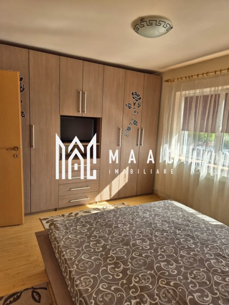Apartament 3 Camere I Decomandat I Etaj 1 I Trei Stejari - Va propunem spre vanzare un apartament de 3 camere decomandat situat la etajul 1/2 din zona Trei Stejari. 

Dacă ești în căutarea unui apartament complet mobilat și utilat, bine compartimentat și într-o zonă liniștită din Sibiu, această proprietate din Trei Stejari poate fi alegerea potrivită.

Detalii apartament:
 • Suprafață utilă: 65 mp
 • 2 dormitoare spațioase și luminoase
 • Living generos, perfect pentru relaxare sau petrecerea timpului cu familia
 • Bucătărie separată, complet utilată (frigider, aragaz, cuptor, mașină de spălat)
 • Baie cu fereastră, dotată cu toate cele necesare
 • Balcon, ideal pentru momente de relaxare
 • Loc de parcare în curtea blocului
 • Se vinde complet mobilat și utilat – tot ce ai nevoie pentru mutare imediată

Avantaje importante:
 • Apartamentul este situat într-o zonă liniștită, cu acces rapid la centrul orașului, Parcul Sub Arini, școli, grădinițe, magazine și transport public
 • Bloc îngrijit, cu vecini civilizați
 • Ideal pentru locuit sau pentru investiție (închiriere pe termen lung sau regim hotelier)

Pentru mai multe detalii sau pentru a programa o vizionare ID: CP2526304