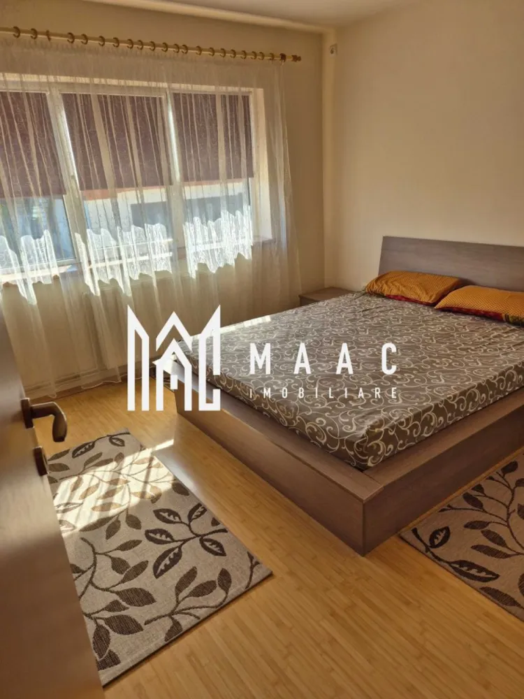 Apartament 3 Camere I Decomandat I Etaj 1 I Trei Stejari - Va propunem spre vanzare un apartament de 3 camere decomandat situat la etajul 1/2 din zona Trei Stejari. 

Dacă ești în căutarea unui apartament complet mobilat și utilat, bine compartimentat și într-o zonă liniștită din Sibiu, această proprietate din Trei Stejari poate fi alegerea potrivită.

Detalii apartament:
 • Suprafață utilă: 65 mp
 • 2 dormitoare spațioase și luminoase
 • Living generos, perfect pentru relaxare sau petrecerea timpului cu familia
 • Bucătărie separată, complet utilată (frigider, aragaz, cuptor, mașină de spălat)
 • Baie cu fereastră, dotată cu toate cele necesare
 • Balcon, ideal pentru momente de relaxare
 • Loc de parcare în curtea blocului
 • Se vinde complet mobilat și utilat – tot ce ai nevoie pentru mutare imediată

Avantaje importante:
 • Apartamentul este situat într-o zonă liniștită, cu acces rapid la centrul orașului, Parcul Sub Arini, școli, grădinițe, magazine și transport public
 • Bloc îngrijit, cu vecini civilizați
 • Ideal pentru locuit sau pentru investiție (închiriere pe termen lung sau regim hotelier)

Pentru mai multe detalii sau pentru a programa o vizionare ID: CP2526304