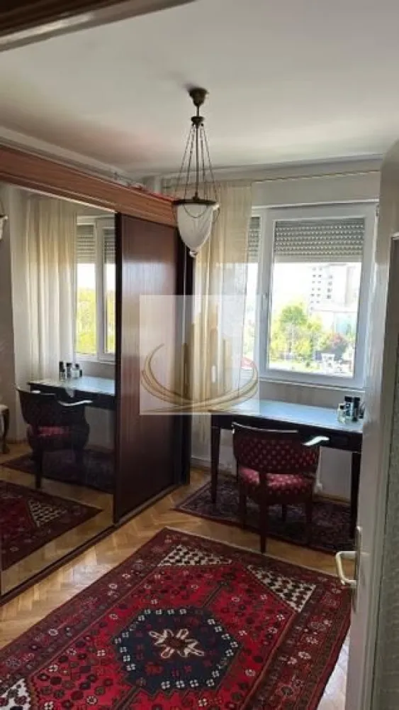 Grand Mobilis Imobiliare Ofertă închiriere apartament 3 camere, zonă - Se oferă spre închiriere apartament cu 3 camere, decomandat, complet mobilat și utilat, situat într-o zonă foarte bună – deasupra ING Cult, în zona Circumvalațiunii.

Apartamentul este spațios, bine compartimentat și luminos, ideal pentru o familie sau pentru persoane care își doresc confort și acces rapid către punctele de interes din oraș.

Detalii:

3 camere decomandate
Complet mobilat și utilat
Încălzire prin termoficare
2 băi (una principală + baie de serviciu)
2 balcoane

Avantaje zonă:

Magazine, farmacii și alte facilități în imediata apropiere
Acces facil la mijloace de transport în comun
Zonă bine conectată și apreciată

Pentru mai multe detalii sau programarea unei vizionări, vă rog să mă contactați.