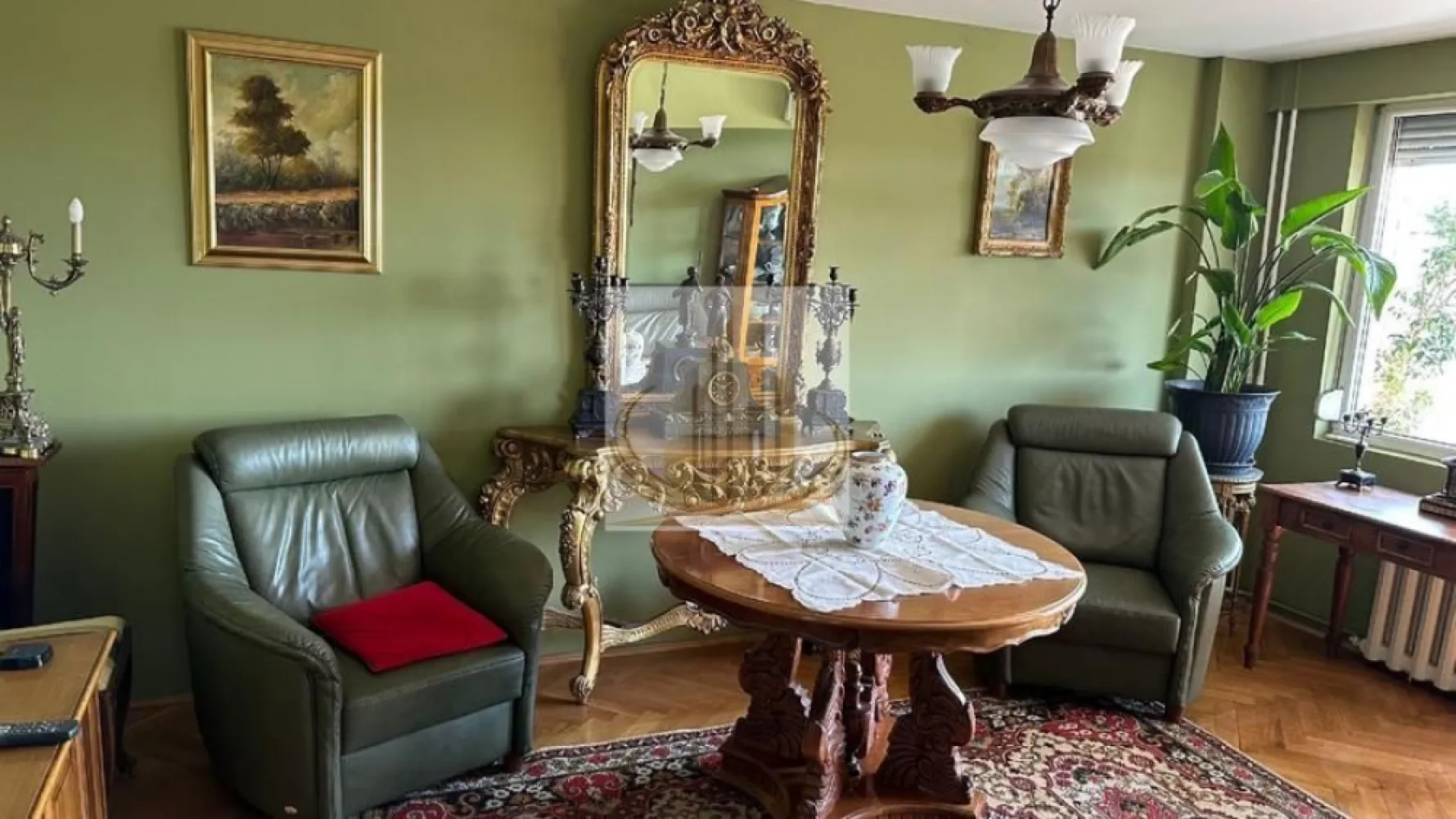 Grand Mobilis Imobiliare Ofertă închiriere apartament 3 camere, zonă - Se oferă spre închiriere apartament cu 3 camere, decomandat, complet mobilat și utilat, situat într-o zonă foarte bună – deasupra ING Cult, în zona Circumvalațiunii.

Apartamentul este spațios, bine compartimentat și luminos, ideal pentru o familie sau pentru persoane care își doresc confort și acces rapid către punctele de interes din oraș.

Detalii:

3 camere decomandate
Complet mobilat și utilat
Încălzire prin termoficare
2 băi (una principală + baie de serviciu)
2 balcoane

Avantaje zonă:

Magazine, farmacii și alte facilități în imediata apropiere
Acces facil la mijloace de transport în comun
Zonă bine conectată și apreciată

Pentru mai multe detalii sau programarea unei vizionări, vă rog să mă contactați.