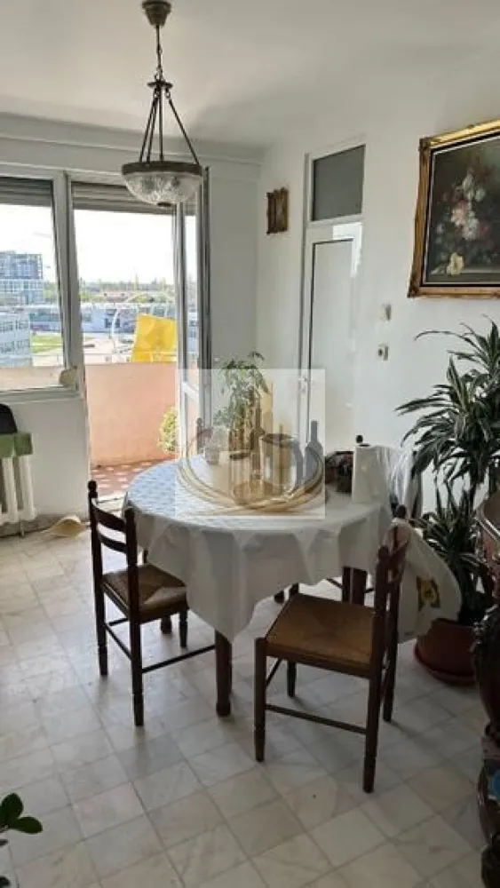 Grand Mobilis Imobiliare Ofertă închiriere apartament 3 camere, zonă - Se oferă spre închiriere apartament cu 3 camere, decomandat, complet mobilat și utilat, situat într-o zonă foarte bună – deasupra ING Cult, în zona Circumvalațiunii.

Apartamentul este spațios, bine compartimentat și luminos, ideal pentru o familie sau pentru persoane care își doresc confort și acces rapid către punctele de interes din oraș.

Detalii:

3 camere decomandate
Complet mobilat și utilat
Încălzire prin termoficare
2 băi (una principală + baie de serviciu)
2 balcoane

Avantaje zonă:

Magazine, farmacii și alte facilități în imediata apropiere
Acces facil la mijloace de transport în comun
Zonă bine conectată și apreciată

Pentru mai multe detalii sau programarea unei vizionări, vă rog să mă contactați.