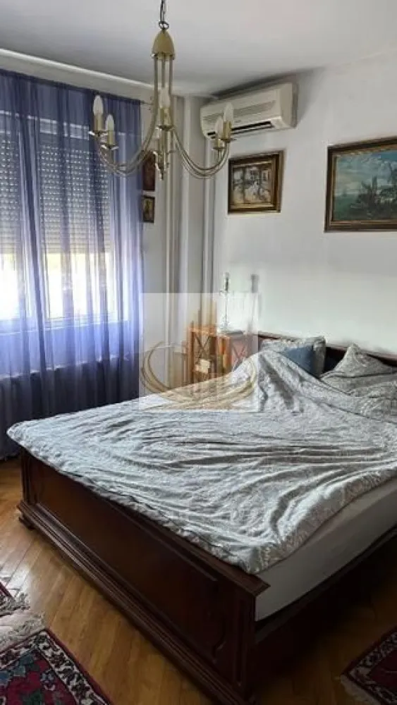 Grand Mobilis Imobiliare Ofertă închiriere apartament 3 camere, zonă - Se oferă spre închiriere apartament cu 3 camere, decomandat, complet mobilat și utilat, situat într-o zonă foarte bună – deasupra ING Cult, în zona Circumvalațiunii.

Apartamentul este spațios, bine compartimentat și luminos, ideal pentru o familie sau pentru persoane care își doresc confort și acces rapid către punctele de interes din oraș.

Detalii:

3 camere decomandate
Complet mobilat și utilat
Încălzire prin termoficare
2 băi (una principală + baie de serviciu)
2 balcoane

Avantaje zonă:

Magazine, farmacii și alte facilități în imediata apropiere
Acces facil la mijloace de transport în comun
Zonă bine conectată și apreciată

Pentru mai multe detalii sau programarea unei vizionări, vă rog să mă contactați.