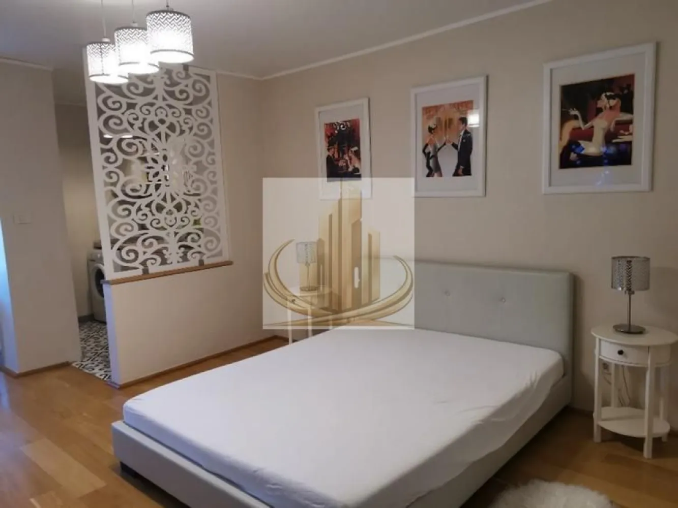 Grand Mobilis Imobiliare Apartament 2 camere(1 dormitor) de închiriat - Grand Mobilis Imobiliare vă propune spre închiriere un apartament modern, recent renovat, pregătit să devină locuința ideală pentru un chiriaș pe termen lung.

Locuința are o suprafață de 35 mp și este situată la etajul 4 din 10, fiind eficient compartimentată în dormitor, bucătărie și baie. Apartamentul este luminos, primitor și complet utilat pentru confortul zilnic.

**Dotări:**

* Cuptor electric
* Plită electrică
* Cuptor cu microunde
* Mașină de spălat rufe
* Frigider
* TV și internet
* Aer condiționat
* Parchet din lemn

**Localizare:**
Apartamentul este situat într-o zonă centrală, la doar:

* 5 minute de Piața 700
* 15 minute de Iulius Mall
* În apropiere de Kaufland, Lidl și Penny
* Acces facil la mijloace de transport în comun

**Alte informații:**

* Parcare gratuită pe străzile laterale
* Nu se acceptă animale de companie
* Fumatul nu este permis în interior

**Preț:** 375 euro/lună (negociabil) + utilități
**Garanție:** echivalentul unei luni de chirie
**Disponibilitate:** începând cu 15 aprilie 2026

Pentru mai multe detalii sau programarea unei vizionări, vă rugăm să ne contactați.

**Grand Mobilis Imobiliare**