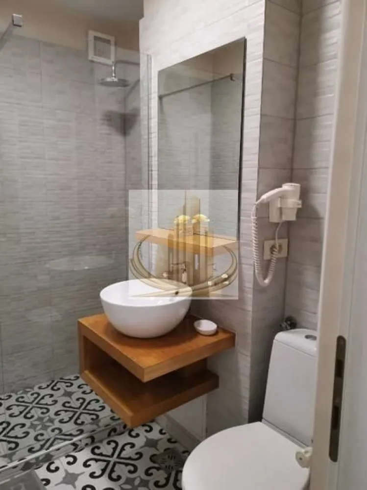 Grand Mobilis Imobiliare Apartament 2 camere(1 dormitor) de închiriat - Grand Mobilis Imobiliare vă propune spre închiriere un apartament modern, recent renovat, pregătit să devină locuința ideală pentru un chiriaș pe termen lung.

Locuința are o suprafață de 35 mp și este situată la etajul 4 din 10, fiind eficient compartimentată în dormitor, bucătărie și baie. Apartamentul este luminos, primitor și complet utilat pentru confortul zilnic.

**Dotări:**

* Cuptor electric
* Plită electrică
* Cuptor cu microunde
* Mașină de spălat rufe
* Frigider
* TV și internet
* Aer condiționat
* Parchet din lemn

**Localizare:**
Apartamentul este situat într-o zonă centrală, la doar:

* 5 minute de Piața 700
* 15 minute de Iulius Mall
* În apropiere de Kaufland, Lidl și Penny
* Acces facil la mijloace de transport în comun

**Alte informații:**

* Parcare gratuită pe străzile laterale
* Nu se acceptă animale de companie
* Fumatul nu este permis în interior

**Preț:** 375 euro/lună (negociabil) + utilități
**Garanție:** echivalentul unei luni de chirie
**Disponibilitate:** începând cu 15 aprilie 2026

Pentru mai multe detalii sau programarea unei vizionări, vă rugăm să ne contactați.

**Grand Mobilis Imobiliare**