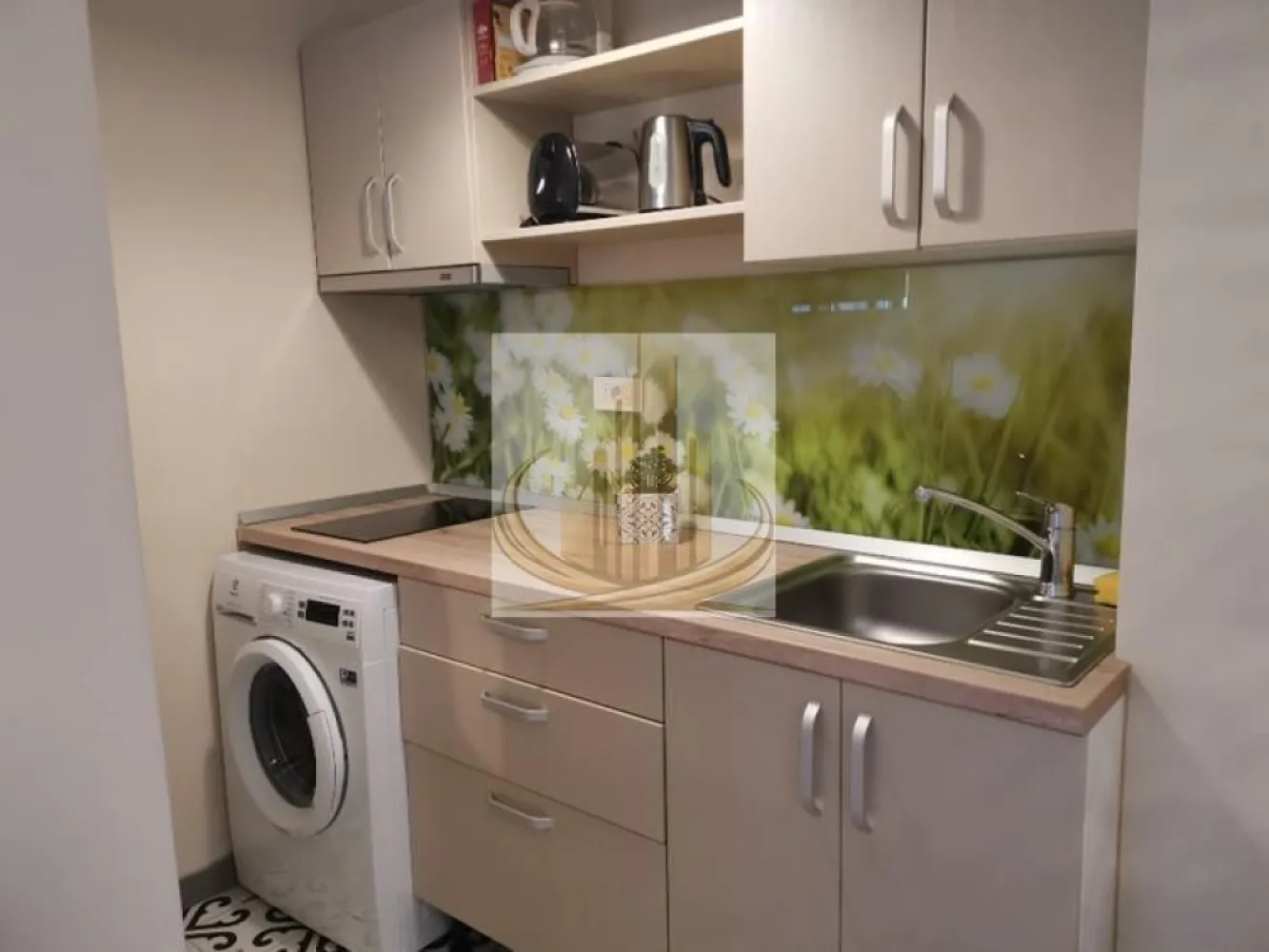 Grand Mobilis Imobiliare Apartament 2 camere(1 dormitor) de închiriat - Grand Mobilis Imobiliare vă propune spre închiriere un apartament modern, recent renovat, pregătit să devină locuința ideală pentru un chiriaș pe termen lung.

Locuința are o suprafață de 35 mp și este situată la etajul 4 din 10, fiind eficient compartimentată în dormitor, bucătărie și baie. Apartamentul este luminos, primitor și complet utilat pentru confortul zilnic.

**Dotări:**

* Cuptor electric
* Plită electrică
* Cuptor cu microunde
* Mașină de spălat rufe
* Frigider
* TV și internet
* Aer condiționat
* Parchet din lemn

**Localizare:**
Apartamentul este situat într-o zonă centrală, la doar:

* 5 minute de Piața 700
* 15 minute de Iulius Mall
* În apropiere de Kaufland, Lidl și Penny
* Acces facil la mijloace de transport în comun

**Alte informații:**

* Parcare gratuită pe străzile laterale
* Nu se acceptă animale de companie
* Fumatul nu este permis în interior

**Preț:** 375 euro/lună (negociabil) + utilități
**Garanție:** echivalentul unei luni de chirie
**Disponibilitate:** începând cu 15 aprilie 2026

Pentru mai multe detalii sau programarea unei vizionări, vă rugăm să ne contactați.

**Grand Mobilis Imobiliare**