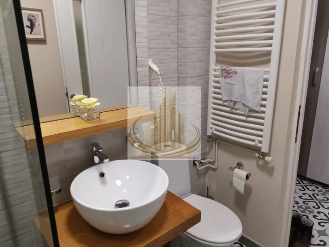 Grand Mobilis Imobiliare Apartament 2 camere(1 dormitor) de închiriat - Grand Mobilis Imobiliare vă propune spre închiriere un apartament modern, recent renovat, pregătit să devină locuința ideală pentru un chiriaș pe termen lung.

Locuința are o suprafață de 35 mp și este situată la etajul 4 din 10, fiind eficient compartimentată în dormitor, bucătărie și baie. Apartamentul este luminos, primitor și complet utilat pentru confortul zilnic.

**Dotări:**

* Cuptor electric
* Plită electrică
* Cuptor cu microunde
* Mașină de spălat rufe
* Frigider
* TV și internet
* Aer condiționat
* Parchet din lemn

**Localizare:**
Apartamentul este situat într-o zonă centrală, la doar:

* 5 minute de Piața 700
* 15 minute de Iulius Mall
* În apropiere de Kaufland, Lidl și Penny
* Acces facil la mijloace de transport în comun

**Alte informații:**

* Parcare gratuită pe străzile laterale
* Nu se acceptă animale de companie
* Fumatul nu este permis în interior

**Preț:** 375 euro/lună (negociabil) + utilități
**Garanție:** echivalentul unei luni de chirie
**Disponibilitate:** începând cu 15 aprilie 2026

Pentru mai multe detalii sau programarea unei vizionări, vă rugăm să ne contactați.

**Grand Mobilis Imobiliare**