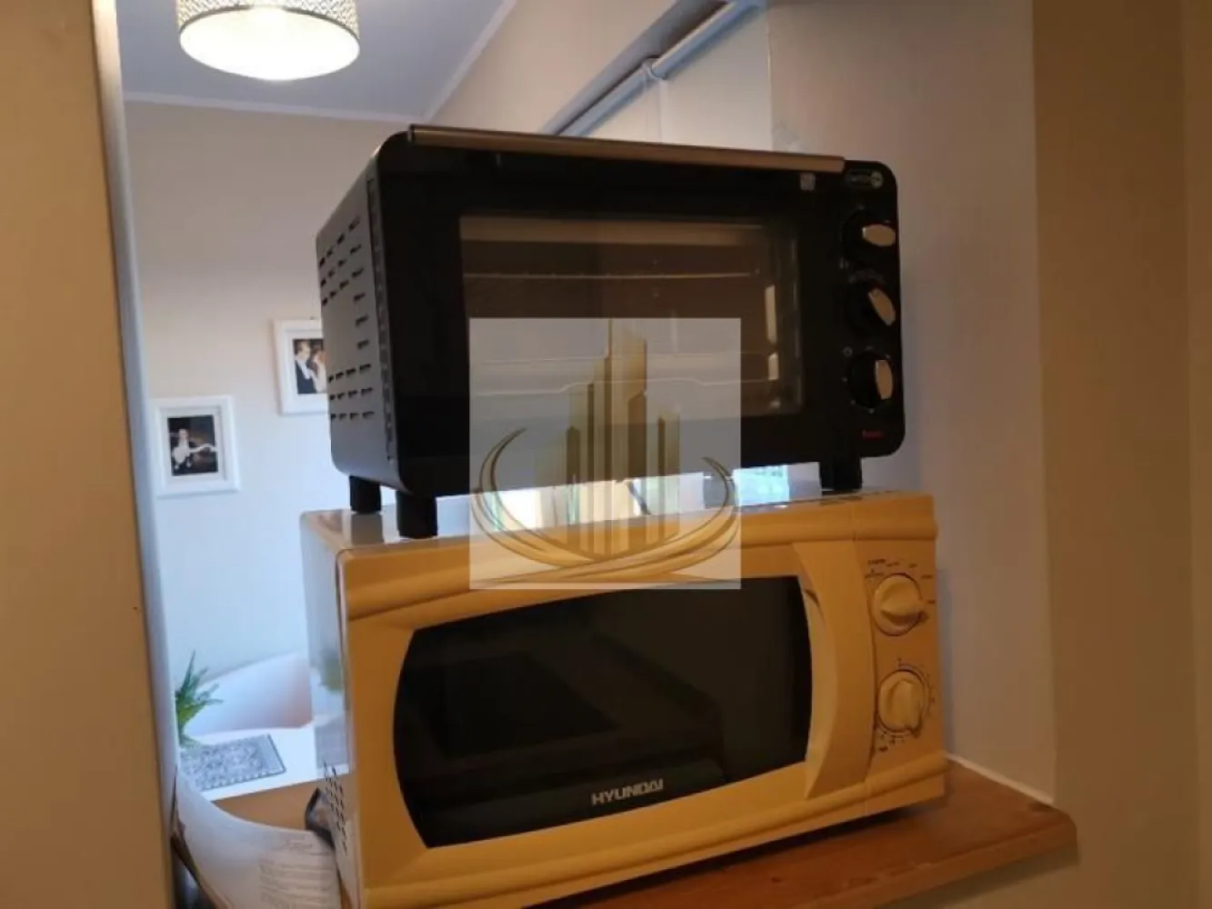 Grand Mobilis Imobiliare Apartament 2 camere(1 dormitor) de închiriat - Grand Mobilis Imobiliare vă propune spre închiriere un apartament modern, recent renovat, pregătit să devină locuința ideală pentru un chiriaș pe termen lung.

Locuința are o suprafață de 35 mp și este situată la etajul 4 din 10, fiind eficient compartimentată în dormitor, bucătărie și baie. Apartamentul este luminos, primitor și complet utilat pentru confortul zilnic.

**Dotări:**

* Cuptor electric
* Plită electrică
* Cuptor cu microunde
* Mașină de spălat rufe
* Frigider
* TV și internet
* Aer condiționat
* Parchet din lemn

**Localizare:**
Apartamentul este situat într-o zonă centrală, la doar:

* 5 minute de Piața 700
* 15 minute de Iulius Mall
* În apropiere de Kaufland, Lidl și Penny
* Acces facil la mijloace de transport în comun

**Alte informații:**

* Parcare gratuită pe străzile laterale
* Nu se acceptă animale de companie
* Fumatul nu este permis în interior

**Preț:** 375 euro/lună (negociabil) + utilități
**Garanție:** echivalentul unei luni de chirie
**Disponibilitate:** începând cu 15 aprilie 2026

Pentru mai multe detalii sau programarea unei vizionări, vă rugăm să ne contactați.

**Grand Mobilis Imobiliare**