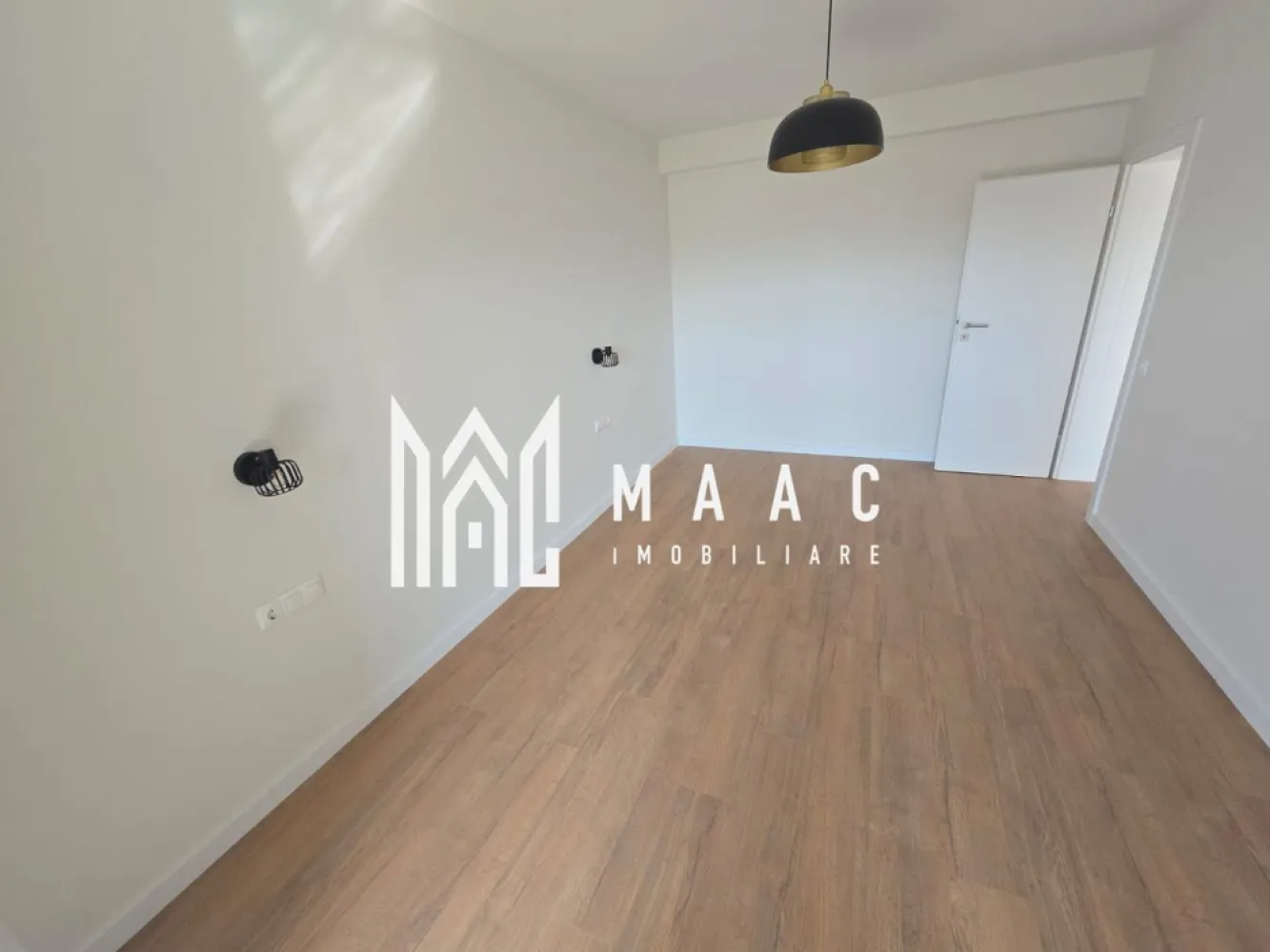Apartament 2 camere | Parcare | Turnisor - MAAC Imobiliare va propune spre vânzare un apartament cu 2 camere decomandat, intabulat, situat la etajul 1 din 2, într-o vilă construită din cărămidă, ideal pentru cei care își doresc confort, intimitate și o locuință bine compartimentată.

Apartamentul este compartimentat eficient și funcțional, fiind împărțit astfel: hol mare de intrare, baie modernă finisată cu gresie și faianță, dotată cu toate instalațiile sanitare noi, dormitor cu balcon, bucătărie open space și living spațios cu acces către terasă, perfect pentru relaxare.

Locuința beneficiază de dotări moderne și finisaje de calitate superioară: centrală termică proprie cu încălzire în pardoseală, ușă metalică la intrare, geamuri termopan, precum și uși termopan cu izolație termică și fonică, pentru un plus de confort și eficiență energetică.

În plus, apartamentul dispune de storuri electrice, parchet, gresie și faianță, corpuri de iluminat montate în toate camerele, precum și instalații sanitare complete, fiind pregătit pentru mutare imediată fără investiții suplimentare.

Un avantaj important îl reprezintă locul de parcare inclus, care oferă confort și siguranță pentru mașina dumneavoastră.

Această proprietate este alegerea ideală atât pentru locuit, cât și pentru investiție, datorită compartimentării excelente, dotărilor premium și amplasării într-o clădire tip vilă, cu regim redus de înălțime.

Pentru mai multe detalii și programarea unei vizionări, vă rugăm să ne contactați telefonic și să menționați CP3023440.