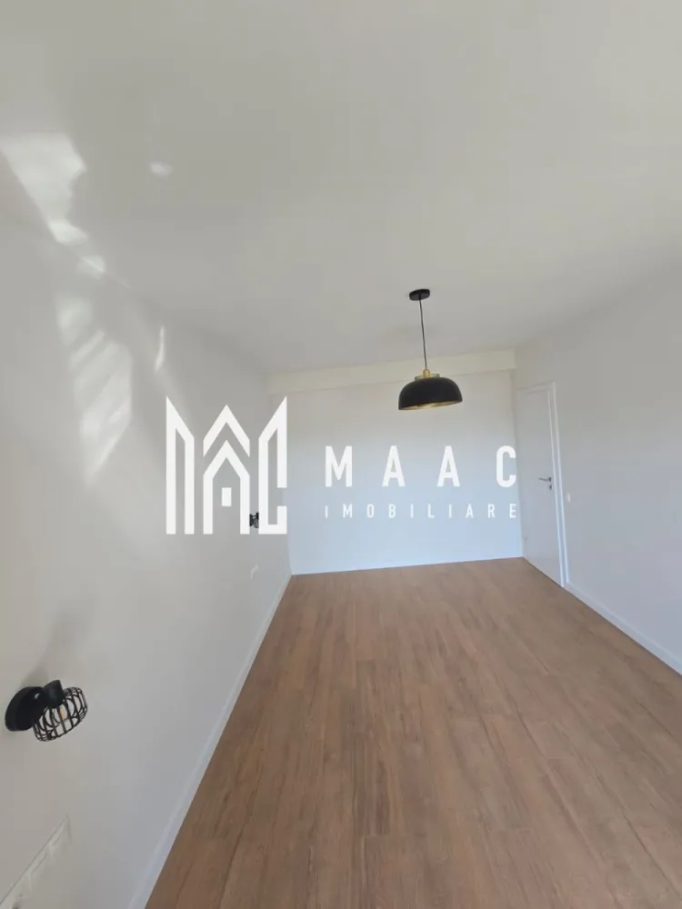 Apartament 2 camere | Parcare | Turnisor - MAAC Imobiliare va propune spre vânzare un apartament cu 2 camere decomandat, intabulat, situat la etajul 1 din 2, într-o vilă construită din cărămidă, ideal pentru cei care își doresc confort, intimitate și o locuință bine compartimentată.

Apartamentul este compartimentat eficient și funcțional, fiind împărțit astfel: hol mare de intrare, baie modernă finisată cu gresie și faianță, dotată cu toate instalațiile sanitare noi, dormitor cu balcon, bucătărie open space și living spațios cu acces către terasă, perfect pentru relaxare.

Locuința beneficiază de dotări moderne și finisaje de calitate superioară: centrală termică proprie cu încălzire în pardoseală, ușă metalică la intrare, geamuri termopan, precum și uși termopan cu izolație termică și fonică, pentru un plus de confort și eficiență energetică.

În plus, apartamentul dispune de storuri electrice, parchet, gresie și faianță, corpuri de iluminat montate în toate camerele, precum și instalații sanitare complete, fiind pregătit pentru mutare imediată fără investiții suplimentare.

Un avantaj important îl reprezintă locul de parcare inclus, care oferă confort și siguranță pentru mașina dumneavoastră.

Această proprietate este alegerea ideală atât pentru locuit, cât și pentru investiție, datorită compartimentării excelente, dotărilor premium și amplasării într-o clădire tip vilă, cu regim redus de înălțime.

Pentru mai multe detalii și programarea unei vizionări, vă rugăm să ne contactați telefonic și să menționați CP3023440.