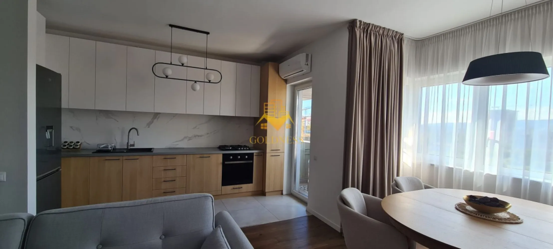 2 camere open space, Parcare, Modern, Era Hexagon, Dambul Rotund, Gara - GOLDNESS Imobiliare vă propune spre închiriere un apartament cu 2 camere complet mobilat și utilat, la etajul 6 într-un imobil de 6 etaje, în Cartierul Dambul Rotund!
Dispune de loc de parcare subteran contra cost 50 euro!
Se află în apropierea stațiilor de transport în comun, magazine, restaurante, spații verzi, farmacii, etc. 

Apartamentul este compartimentat astfel:
 - dormitor cu pat matrimonial, dressing, noptiere
 - living cu bucatarie open space complet utilată și mobilată, canapea extensibilă, loc de servit masa, comoda tv
 - baie cu cada, calorifer port prosop și dulap pentru depozitare.
 - balcon de 3 mp

Imobilul este dotat cu toate cele necesare- centrală proprie, frigider, aragaz, hotă, mașină de spălat haine si vase, aer conditionat, etc. 

Dacă sunteți interesați de acest apartament și doriți să îl vizionați, dar și pentru alte oferte nu ezitați să ne contactați telefonic sau prin e-mail. Vă stăm la dispoziție!
Pentru intermediere se percepe un comision de 50% din prețul chiriei!