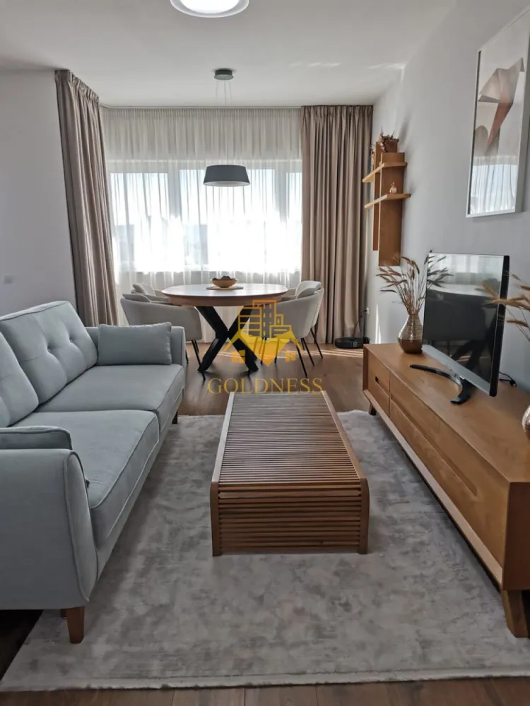 2 camere open space, Parcare, Modern, Era Hexagon, Dambul Rotund, Gara - GOLDNESS Imobiliare vă propune spre închiriere un apartament cu 2 camere complet mobilat și utilat, la etajul 6 într-un imobil de 6 etaje, în Cartierul Dambul Rotund!
Dispune de loc de parcare subteran contra cost 50 euro!
Se află în apropierea stațiilor de transport în comun, magazine, restaurante, spații verzi, farmacii, etc. 

Apartamentul este compartimentat astfel:
 - dormitor cu pat matrimonial, dressing, noptiere
 - living cu bucatarie open space complet utilată și mobilată, canapea extensibilă, loc de servit masa, comoda tv
 - baie cu cada, calorifer port prosop și dulap pentru depozitare.
 - balcon de 3 mp

Imobilul este dotat cu toate cele necesare- centrală proprie, frigider, aragaz, hotă, mașină de spălat haine si vase, aer conditionat, etc. 

Dacă sunteți interesați de acest apartament și doriți să îl vizionați, dar și pentru alte oferte nu ezitați să ne contactați telefonic sau prin e-mail. Vă stăm la dispoziție!
Pentru intermediere se percepe un comision de 50% din prețul chiriei!