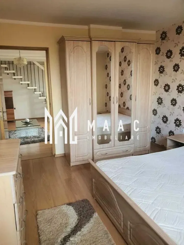 Apartament 4 camere | 100 MPU | Balcon | Decomandat | Strand - MAAC Imobiliare va prezinta un apartament cu 4 camere, balcon, 100mp in zona Ștrand.

Detalii principale:
Suprafață utilă: 100mp
Structură: Apartament pe două nivele (etaj + mansardă)
Orientare: Sud-vest, cu priveliște splendidă spre munți
An construcție: 2012
Etaj: 6

Compartimentare:
Primul nivel (60mp):
Hol primitor.
Baie complet utilată: Modernă și funcțională, cu toate facilitățile necesare.
Living generos open-space cu bucătăria.
Două dormitoare: Luminoase și spațioase.
Balcon închis.

Al doilea nivel (mansardă, 40mp):
Dormitor: Dotat cu un șemineu electric, creând o atmosferă caldă și primitoare.
Baie complet utilată.

Facilități și avantaje:
Proximitate: La doar 10 minute de zona centrală a Sibiului.
Acces facil: Aproape de mijloacele de transport în comun, supermarket-uri și farmacie.

Se percepe garantie in cuantumul unei chirii lunare + 1 chirie avans.

Pentru mai multe detalii precizați telefonic că ati văzut anunțul cu ID: CP3037109