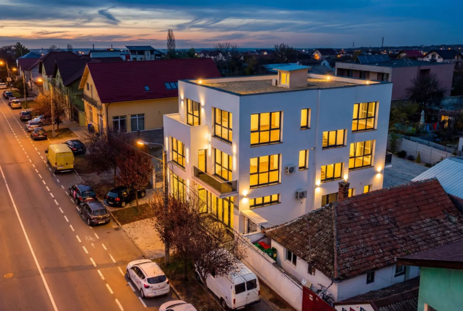 Clădire nouă P+2 cu showroom și birouri în Arad - O proprietate premium pentru companii și antreprenori care vor un sediu reprezentativ.

Dacă ești antreprenor local cu o afacere bine stabilită sau reprezinți o companie regională/națională care caută un punct de lucru strategic în Arad, această clădire este soluția ideală.

Proprietatea oferă:
🔹 Parter perfect pentru showroom sau recepție clienți
Vitrină stradală generoasă (≈10 m)
Front de 16 m pe o arteră circulată
Spațiu ușor de personalizat pentru expunere, consultanță sau vânzări

🔹 Două etaje complet finisate – ideale pentru birouri sau apartamente
366 mp utili | 414 mp construiți
Înălțime interioară 3 m
5 grupuri sanitare
Perfect pentru logistică ușoară, echipă de vânzări, management sau departamente back-office

🔹 Accesibilitate excelentă
Str. Pădurii – acces la principalele rute de intrare în oraș și la Autostrada A1
6 locuri de parcare în incintă + acces persoane cu dizabilități
Infrastructură completă: apă, canalizare, gaz, curent, irigații

🔹 Clădire stand-alone – avantaj major pentru orice business
Nu depinzi de vecini
Posibilitate de branding exterior
Imagine profesională imediată pentru clienți și parteneri

🔹 Specificații tehnice
Regim înălțime: P+2
An construcție: 2025
Suprafață teren: 454 mp
Disponibilitate: imediată
Sistem de alarmă, centrală termică, utilități complete

💼 De ce această clădire este potrivită pentru tine
✔ Dacă ești antreprenor local: scapi de chirii mari și câștigi un sediu propriu pentru showroom și birouri.
✔ Dacă ești o companie regională/națională imobilul reprezintă un punct de lucru stabil, ușor accesibil și reprezentativ în Arad.

Pentru detalii și vizionare apelați:
Florin Moș – 0721356746

Nu dispui de toată suma? Te ajutăm noi gratuit! Îți obținem oferte de la 16 bănci.

Ai o proprietate de vânzare în Arad și vrei să știi cât valorează cu adevărat?
Sună-mă pentru o evaluare gratuită, fără obligații.

Birou: ACASĂ | Agenție imobiliară Arad
Bulevardul Decebal 2, Arad 310133