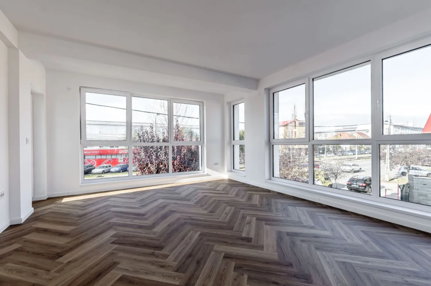Clădire nouă P+2 cu showroom și birouri în Arad - O proprietate premium pentru companii și antreprenori care vor un sediu reprezentativ.

Dacă ești antreprenor local cu o afacere bine stabilită sau reprezinți o companie regională/națională care caută un punct de lucru strategic în Arad, această clădire este soluția ideală.

Proprietatea oferă:
🔹 Parter perfect pentru showroom sau recepție clienți
Vitrină stradală generoasă (≈10 m)
Front de 16 m pe o arteră circulată
Spațiu ușor de personalizat pentru expunere, consultanță sau vânzări

🔹 Două etaje complet finisate – ideale pentru birouri sau apartamente
366 mp utili | 414 mp construiți
Înălțime interioară 3 m
5 grupuri sanitare
Perfect pentru logistică ușoară, echipă de vânzări, management sau departamente back-office

🔹 Accesibilitate excelentă
Str. Pădurii – acces la principalele rute de intrare în oraș și la Autostrada A1
6 locuri de parcare în incintă + acces persoane cu dizabilități
Infrastructură completă: apă, canalizare, gaz, curent, irigații

🔹 Clădire stand-alone – avantaj major pentru orice business
Nu depinzi de vecini
Posibilitate de branding exterior
Imagine profesională imediată pentru clienți și parteneri

🔹 Specificații tehnice
Regim înălțime: P+2
An construcție: 2025
Suprafață teren: 454 mp
Disponibilitate: imediată
Sistem de alarmă, centrală termică, utilități complete

💼 De ce această clădire este potrivită pentru tine
✔ Dacă ești antreprenor local: scapi de chirii mari și câștigi un sediu propriu pentru showroom și birouri.
✔ Dacă ești o companie regională/națională imobilul reprezintă un punct de lucru stabil, ușor accesibil și reprezentativ în Arad.

Pentru detalii și vizionare apelați:
Florin Moș – 0721356746

Nu dispui de toată suma? Te ajutăm noi gratuit! Îți obținem oferte de la 16 bănci.

Ai o proprietate de vânzare în Arad și vrei să știi cât valorează cu adevărat?
Sună-mă pentru o evaluare gratuită, fără obligații.

Birou: ACASĂ | Agenție imobiliară Arad
Bulevardul Decebal 2, Arad 310133