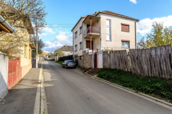 Casă din cărămidă cu 8 camere – zonă liniștită, LIPOVA