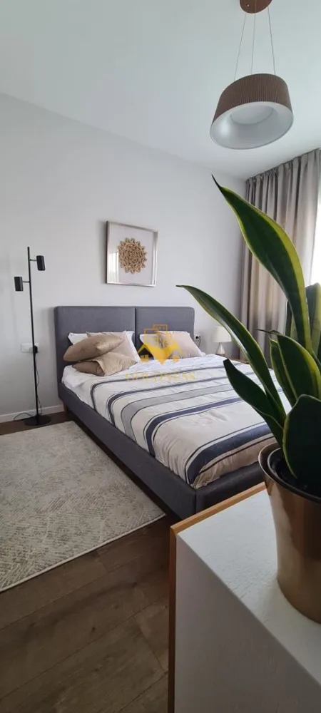 2 camere open space, Parcare, Modern, Era Hexagon, Dambul Rotund, Gara - GOLDNESS Imobiliare vă propune spre închiriere un apartament cu 2 camere complet mobilat și utilat, la etajul 6 într-un imobil de 6 etaje, în Cartierul Dambul Rotund!
Dispune de loc de parcare subteran contra cost 50 euro!
Se află în apropierea stațiilor de transport în comun, magazine, restaurante, spații verzi, farmacii, etc. 

Apartamentul este compartimentat astfel:
 - dormitor cu pat matrimonial, dressing, noptiere
 - living cu bucatarie open space complet utilată și mobilată, canapea extensibilă, loc de servit masa, comoda tv
 - baie cu cada, calorifer port prosop și dulap pentru depozitare.
 - balcon de 3 mp

Imobilul este dotat cu toate cele necesare- centrală proprie, frigider, aragaz, hotă, mașină de spălat haine si vase, aer conditionat, etc. 

Dacă sunteți interesați de acest apartament și doriți să îl vizionați, dar și pentru alte oferte nu ezitați să ne contactați telefonic sau prin e-mail. Vă stăm la dispoziție!
Pentru intermediere se percepe un comision de 50% din prețul chiriei!