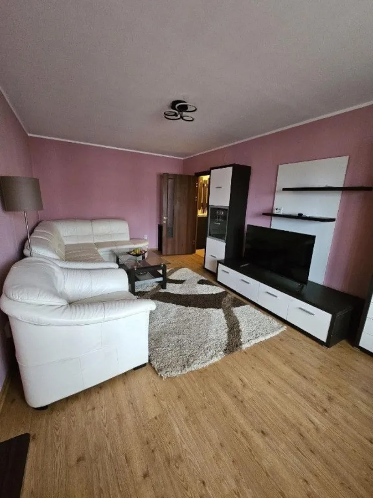 De inchiriat apartament cu 2 camere Baia Comunala, 450 Euro - Se închiriază apartament cu 2 camere, decomandat, cu o suprafață de 60 mp + balcon generos de 10 mp, situat într-o zonă excelentă – Baia Comunală, deasupra băncii BCR, cu parcare disponibilă chiar în fața blocului.
Locuința este complet mobilată și utilată, beneficiind de izolație exterioară, centrală termică proprie, geamuri termopan și aer condiționat. 
Apartamentul dispune de un living spațios cu canapea extensibilă din piele naturală, dormitor confortabil și bucătărie complet echipată (cuptor, plită, cuptor cu microunde, mașină de spălat). Sunt disponibile televizoare în living, dormitor și bucătărie.
Imobilul este întreținut impecabil și oferă un confort ridicat, fiind ideal pentru închiriere pe termen lung. Apartamentul arată în realitate chiar mai bine decât în fotografii.
Pentru mai multe informații sau pentru programarea unei vizionări, vă rog să mă contactați 0746.252.252 Liliana Ene.