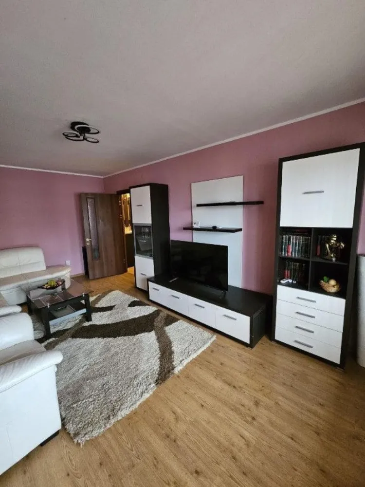 De inchiriat apartament cu 2 camere Baia Comunala, 450 Euro - Se închiriază apartament cu 2 camere, decomandat, cu o suprafață de 60 mp + balcon generos de 10 mp, situat într-o zonă excelentă – Baia Comunală, deasupra băncii BCR, cu parcare disponibilă chiar în fața blocului.
Locuința este complet mobilată și utilată, beneficiind de izolație exterioară, centrală termică proprie, geamuri termopan și aer condiționat. 
Apartamentul dispune de un living spațios cu canapea extensibilă din piele naturală, dormitor confortabil și bucătărie complet echipată (cuptor, plită, cuptor cu microunde, mașină de spălat). Sunt disponibile televizoare în living, dormitor și bucătărie.
Imobilul este întreținut impecabil și oferă un confort ridicat, fiind ideal pentru închiriere pe termen lung. Apartamentul arată în realitate chiar mai bine decât în fotografii.
Pentru mai multe informații sau pentru programarea unei vizionări, vă rog să mă contactați 0746.252.252 Liliana Ene.