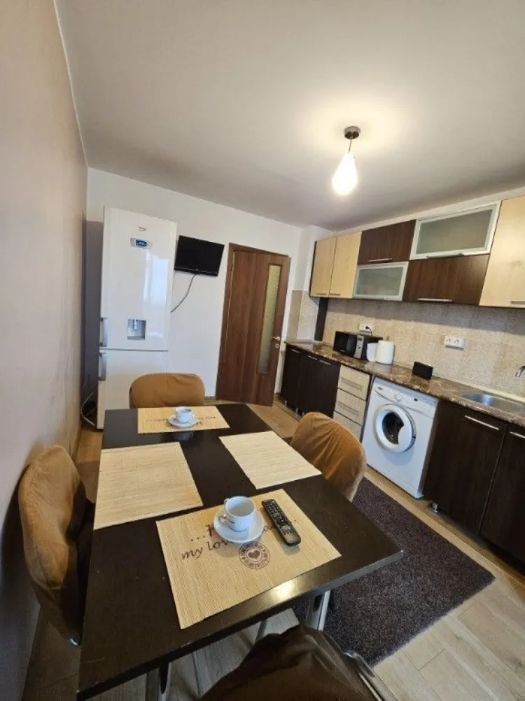 De inchiriat apartament cu 2 camere Baia Comunala, 450 Euro - Se închiriază apartament cu 2 camere, decomandat, cu o suprafață de 60 mp + balcon generos de 10 mp, situat într-o zonă excelentă – Baia Comunală, deasupra băncii BCR, cu parcare disponibilă chiar în fața blocului.
Locuința este complet mobilată și utilată, beneficiind de izolație exterioară, centrală termică proprie, geamuri termopan și aer condiționat. 
Apartamentul dispune de un living spațios cu canapea extensibilă din piele naturală, dormitor confortabil și bucătărie complet echipată (cuptor, plită, cuptor cu microunde, mașină de spălat). Sunt disponibile televizoare în living, dormitor și bucătărie.
Imobilul este întreținut impecabil și oferă un confort ridicat, fiind ideal pentru închiriere pe termen lung. Apartamentul arată în realitate chiar mai bine decât în fotografii.
Pentru mai multe informații sau pentru programarea unei vizionări, vă rog să mă contactați 0746.252.252 Liliana Ene.