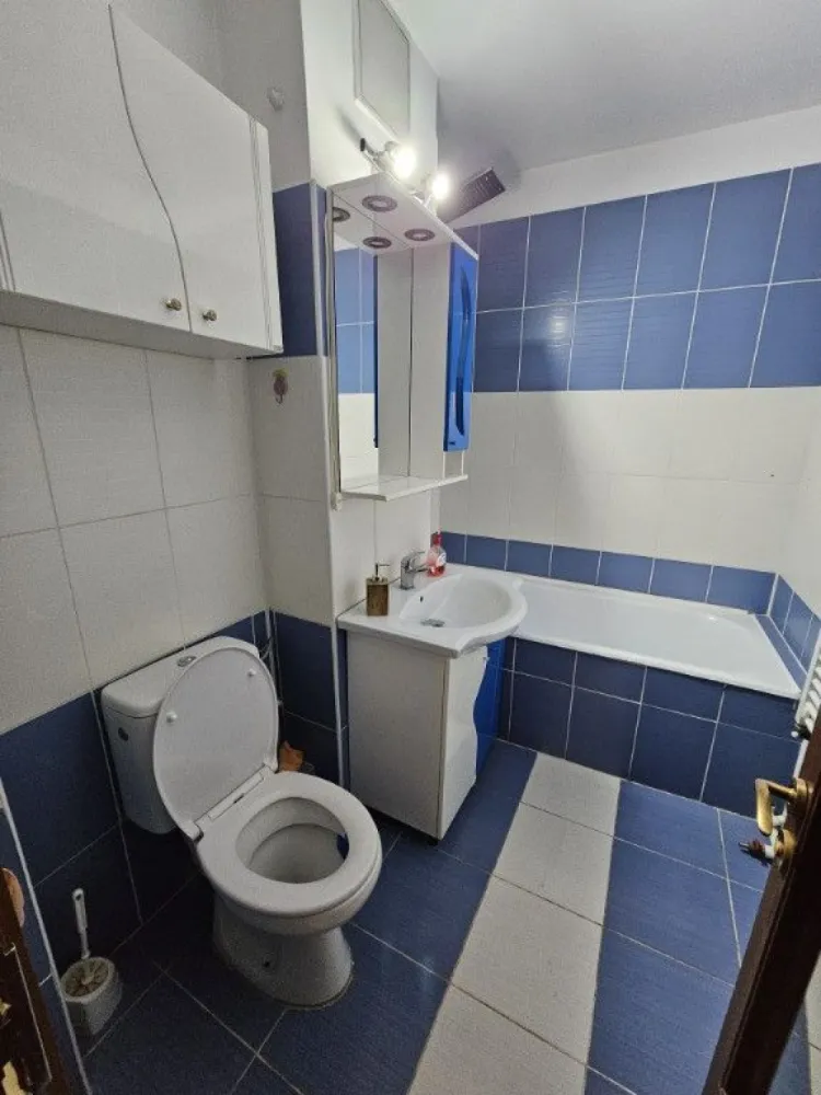 De inchiriat apartament cu 2 camere Baia Comunala, 450 Euro - Se închiriază apartament cu 2 camere, decomandat, cu o suprafață de 60 mp + balcon generos de 10 mp, situat într-o zonă excelentă – Baia Comunală, deasupra băncii BCR, cu parcare disponibilă chiar în fața blocului.
Locuința este complet mobilată și utilată, beneficiind de izolație exterioară, centrală termică proprie, geamuri termopan și aer condiționat. 
Apartamentul dispune de un living spațios cu canapea extensibilă din piele naturală, dormitor confortabil și bucătărie complet echipată (cuptor, plită, cuptor cu microunde, mașină de spălat). Sunt disponibile televizoare în living, dormitor și bucătărie.
Imobilul este întreținut impecabil și oferă un confort ridicat, fiind ideal pentru închiriere pe termen lung. Apartamentul arată în realitate chiar mai bine decât în fotografii.
Pentru mai multe informații sau pentru programarea unei vizionări, vă rog să mă contactați 0746.252.252 Liliana Ene.