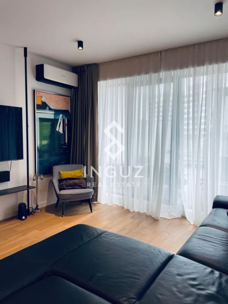 Apartament 4 camere de închiriat | One Timpuri Noi | Sector 3 - Apartament 4 camere de închiriat | One Timpuri Noi | Sector 3

Preț: 2.100 EUR

Apartament premium cu 4 camere, situat într-un imobil nou din complexul One Timpuri Noi, la doar câteva minute de metrou, într-o zonă centrală și foarte bine conectată.

Detalii proprietate:
• Suprafață utilă: 110 mp
• Compartimentare decomandată
• Etaj 1
• Construcție după anul 2000
• 2 băi | terasă generoasă

Compartimentare:
• Living spațios și luminos
• Bucătărie complet mobilată și utilată
• Dormitor matrimonial cu baie proprie
• Două dormitoare secundare (pot fi utilizate ca birou sau camere pentru copii)
• Terasă de aproximativ 40 mp, amenajată cu mobilier exterior și grătar

Dotări:
• Mașină de spălat rufe
• Uscător de rufe
• Mașină de spălat vase
• Aer condiționat
• Mobilier premium (Rovere, Natuzzi)

Facilități:
• Loc de parcare interior
• Boxă / spațiu de depozitare
• Imobil nou, bine întreținut

Localizare:
• Lângă metrou Timpuri Noi
• Acces rapid către centru și principalele zone de interes
• Aproape de restaurante, birouri, centre comerciale

Informații suplimentare:
• Apartament ideal pentru familie sau rezidență premium
• Disponibil 15/05/2026