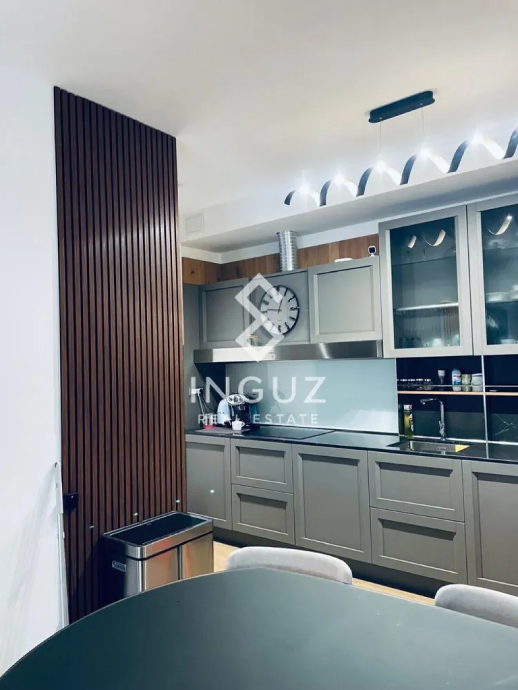 Apartament 4 camere de închiriat | One Timpuri Noi | Sector 3 - Apartament 4 camere de închiriat | One Timpuri Noi | Sector 3

Preț: 2.100 EUR

Apartament premium cu 4 camere, situat într-un imobil nou din complexul One Timpuri Noi, la doar câteva minute de metrou, într-o zonă centrală și foarte bine conectată.

Detalii proprietate:
• Suprafață utilă: 110 mp
• Compartimentare decomandată
• Etaj 1
• Construcție după anul 2000
• 2 băi | terasă generoasă

Compartimentare:
• Living spațios și luminos
• Bucătărie complet mobilată și utilată
• Dormitor matrimonial cu baie proprie
• Două dormitoare secundare (pot fi utilizate ca birou sau camere pentru copii)
• Terasă de aproximativ 40 mp, amenajată cu mobilier exterior și grătar

Dotări:
• Mașină de spălat rufe
• Uscător de rufe
• Mașină de spălat vase
• Aer condiționat
• Mobilier premium (Rovere, Natuzzi)

Facilități:
• Loc de parcare interior
• Boxă / spațiu de depozitare
• Imobil nou, bine întreținut

Localizare:
• Lângă metrou Timpuri Noi
• Acces rapid către centru și principalele zone de interes
• Aproape de restaurante, birouri, centre comerciale

Informații suplimentare:
• Apartament ideal pentru familie sau rezidență premium
• Disponibil 15/05/2026