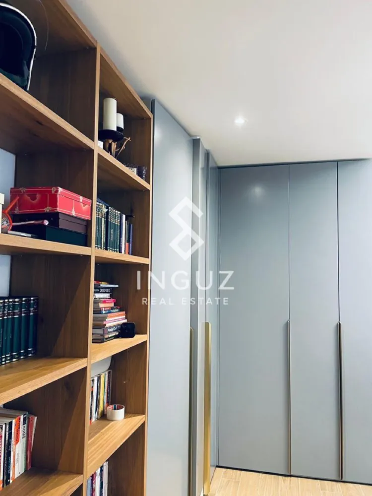 Apartament 4 camere de închiriat | One Timpuri Noi | Sector 3 - Apartament 4 camere de închiriat | One Timpuri Noi | Sector 3

Preț: 2.100 EUR

Apartament premium cu 4 camere, situat într-un imobil nou din complexul One Timpuri Noi, la doar câteva minute de metrou, într-o zonă centrală și foarte bine conectată.

Detalii proprietate:
• Suprafață utilă: 110 mp
• Compartimentare decomandată
• Etaj 1
• Construcție după anul 2000
• 2 băi | terasă generoasă

Compartimentare:
• Living spațios și luminos
• Bucătărie complet mobilată și utilată
• Dormitor matrimonial cu baie proprie
• Două dormitoare secundare (pot fi utilizate ca birou sau camere pentru copii)
• Terasă de aproximativ 40 mp, amenajată cu mobilier exterior și grătar

Dotări:
• Mașină de spălat rufe
• Uscător de rufe
• Mașină de spălat vase
• Aer condiționat
• Mobilier premium (Rovere, Natuzzi)

Facilități:
• Loc de parcare interior
• Boxă / spațiu de depozitare
• Imobil nou, bine întreținut

Localizare:
• Lângă metrou Timpuri Noi
• Acces rapid către centru și principalele zone de interes
• Aproape de restaurante, birouri, centre comerciale

Informații suplimentare:
• Apartament ideal pentru familie sau rezidență premium
• Disponibil 15/05/2026