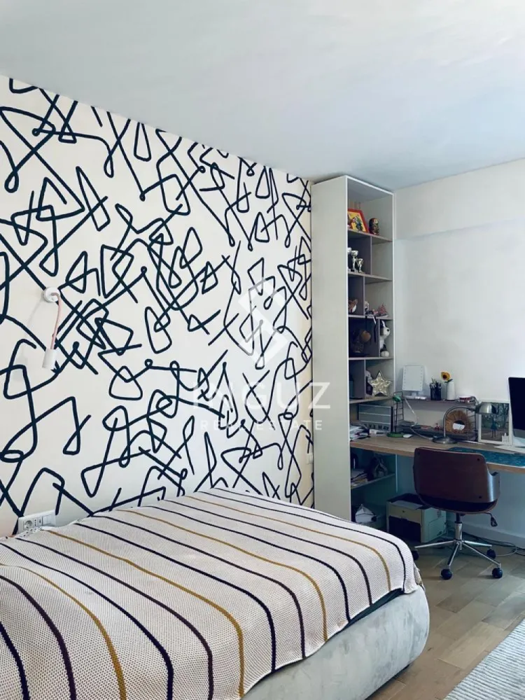 Apartament 4 camere de închiriat | One Timpuri Noi | Sector 3 - Apartament 4 camere de închiriat | One Timpuri Noi | Sector 3

Preț: 2.100 EUR

Apartament premium cu 4 camere, situat într-un imobil nou din complexul One Timpuri Noi, la doar câteva minute de metrou, într-o zonă centrală și foarte bine conectată.

Detalii proprietate:
• Suprafață utilă: 110 mp
• Compartimentare decomandată
• Etaj 1
• Construcție după anul 2000
• 2 băi | terasă generoasă

Compartimentare:
• Living spațios și luminos
• Bucătărie complet mobilată și utilată
• Dormitor matrimonial cu baie proprie
• Două dormitoare secundare (pot fi utilizate ca birou sau camere pentru copii)
• Terasă de aproximativ 40 mp, amenajată cu mobilier exterior și grătar

Dotări:
• Mașină de spălat rufe
• Uscător de rufe
• Mașină de spălat vase
• Aer condiționat
• Mobilier premium (Rovere, Natuzzi)

Facilități:
• Loc de parcare interior
• Boxă / spațiu de depozitare
• Imobil nou, bine întreținut

Localizare:
• Lângă metrou Timpuri Noi
• Acces rapid către centru și principalele zone de interes
• Aproape de restaurante, birouri, centre comerciale

Informații suplimentare:
• Apartament ideal pentru familie sau rezidență premium
• Disponibil 15/05/2026