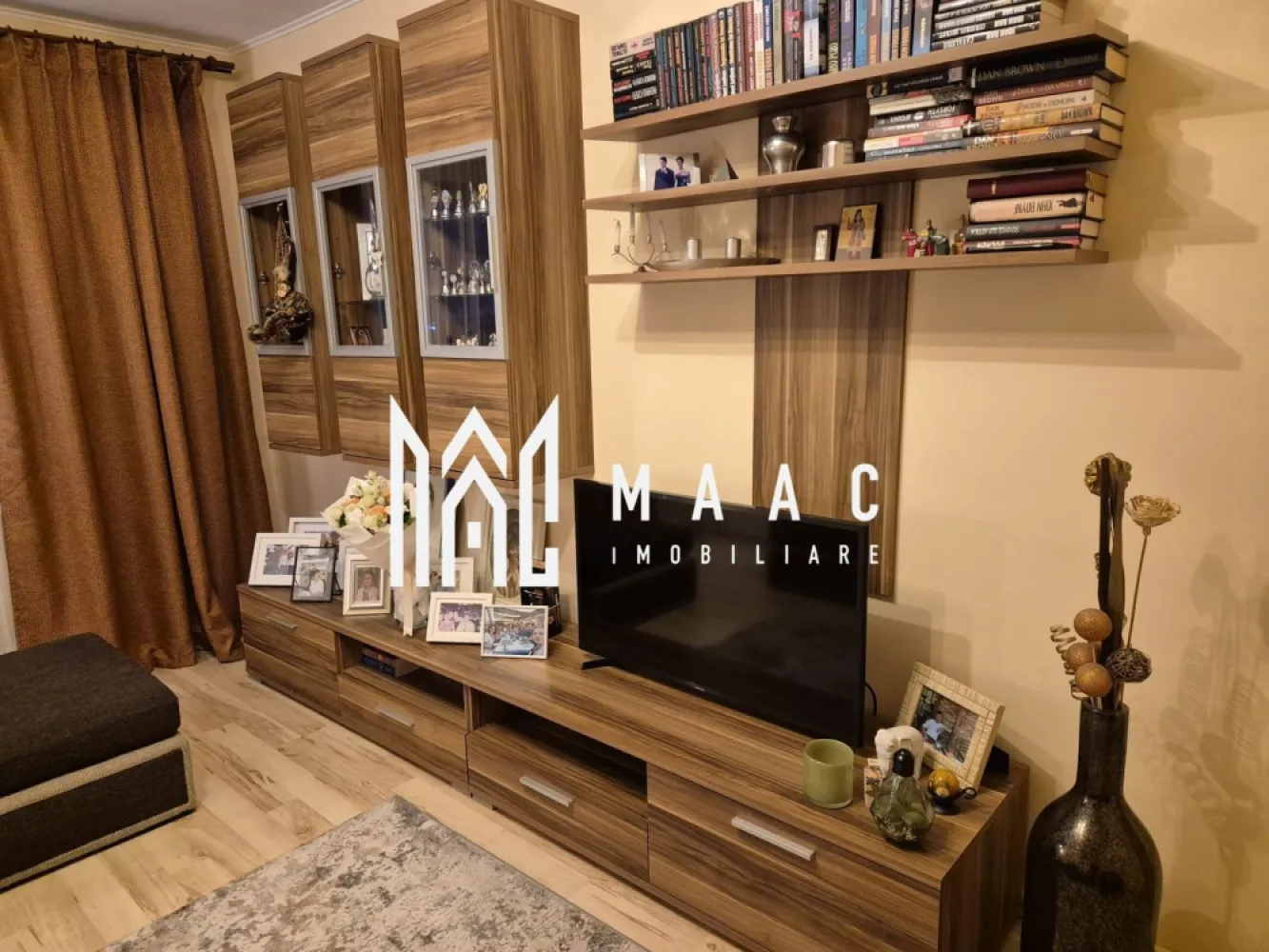 Apartament 3 Camere | Decomandat | 65 MPU | Vasile Aaron - MAAC Imobiliare va propune spre vanzare un un apartament spațios cu 3 camere decomandate, situat în cartierul Vasile Aaron, ideal pentru locuință proprie sau investiție.

Detalii principale:

Etaj 9 din 10 (bloc cu lift)
Suprafață utilă: 65 mp
Compartimentare decomandată
Pivniță inclusă

Dotări și finisaje:

Apartamentul se vinde complet mobilat și utilat, inclusiv o mare parte din decorațiuni, cărți și alte obiecte
Bucătărie modernă cu mobilă din MDF frezat
Echipamente incluse:
Frigider
Mobilier de bucătărie și dormitor relativ nou (aprox. 2 ani)
Saltea și topper noi
TV inclus

Alte avantaje:

Vedere panoramică datorită poziționării la etaj superior
Zonă bine conectată, cu acces facil la magazine, transport și alte puncte de interes

Apartamentul este pregătit pentru mutare imediată, fără investiții suplimentare necesare.

Pentru mai multe detalii si programarea unei vizionari va rugam sa specificati ID: CP3037929.