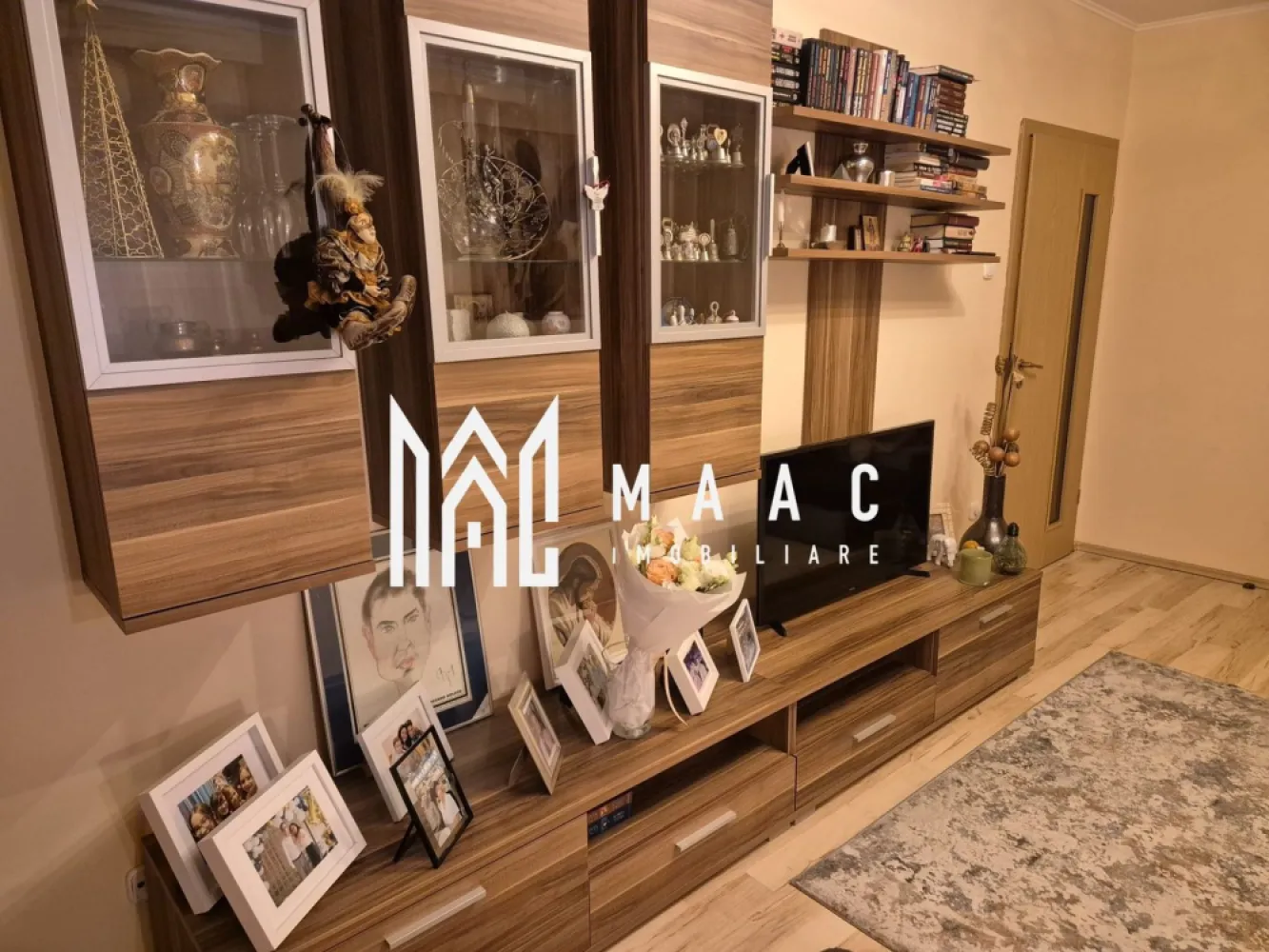 Apartament 3 Camere | Decomandat | 65 MPU | Vasile Aaron - MAAC Imobiliare va propune spre vanzare un un apartament spațios cu 3 camere decomandate, situat în cartierul Vasile Aaron, ideal pentru locuință proprie sau investiție.

Detalii principale:

Etaj 9 din 10 (bloc cu lift)
Suprafață utilă: 65 mp
Compartimentare decomandată
Pivniță inclusă

Dotări și finisaje:

Apartamentul se vinde complet mobilat și utilat, inclusiv o mare parte din decorațiuni, cărți și alte obiecte
Bucătărie modernă cu mobilă din MDF frezat
Echipamente incluse:
Frigider
Mobilier de bucătărie și dormitor relativ nou (aprox. 2 ani)
Saltea și topper noi
TV inclus

Alte avantaje:

Vedere panoramică datorită poziționării la etaj superior
Zonă bine conectată, cu acces facil la magazine, transport și alte puncte de interes

Apartamentul este pregătit pentru mutare imediată, fără investiții suplimentare necesare.

Pentru mai multe detalii si programarea unei vizionari va rugam sa specificati ID: CP3037929.