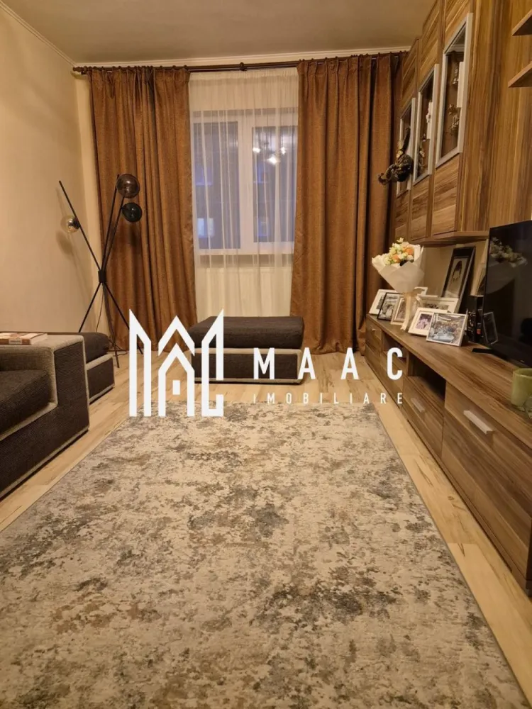 Apartament 3 Camere | Decomandat | 65 MPU | Vasile Aaron - MAAC Imobiliare va propune spre vanzare un un apartament spațios cu 3 camere decomandate, situat în cartierul Vasile Aaron, ideal pentru locuință proprie sau investiție.

Detalii principale:

Etaj 9 din 10 (bloc cu lift)
Suprafață utilă: 65 mp
Compartimentare decomandată
Pivniță inclusă

Dotări și finisaje:

Apartamentul se vinde complet mobilat și utilat, inclusiv o mare parte din decorațiuni, cărți și alte obiecte
Bucătărie modernă cu mobilă din MDF frezat
Echipamente incluse:
Frigider
Mobilier de bucătărie și dormitor relativ nou (aprox. 2 ani)
Saltea și topper noi
TV inclus

Alte avantaje:

Vedere panoramică datorită poziționării la etaj superior
Zonă bine conectată, cu acces facil la magazine, transport și alte puncte de interes

Apartamentul este pregătit pentru mutare imediată, fără investiții suplimentare necesare.

Pentru mai multe detalii si programarea unei vizionari va rugam sa specificati ID: CP3037929.