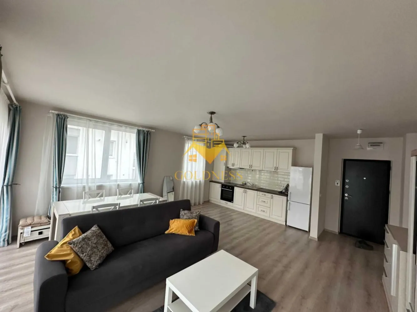 3 camere, Buna ziua, Calea Turzii, Grand Hotel Italia, Parcare - GOLDNESS Imobiliare vă propune spre închiriere un apartament cu 3 camere complet mobilat și utilat, la etajul 2 într-un imobil de 3 etaje, în Cartierul Buna ziua.
Dispune de loc de parcare, se pot parca 2 mașini.
Se află în apropierea stațiilor de transport în comun, magazine, restaurante, spații verzi, farmacii, etc. 

Apartamentul este compartimentat astfel:
 - 2 dormitoare cu pat matrimonial, dressing, noptiere
 - living cu canapea extensibilă 
 - bucătărie open space complet utilată și mobilată, loc de servit masa 
 - baie cu cabina de dus, calorifer port prosop și dulap pentru depozitare.
 - terasa de 20 mp.

Imobilul este dotat cu toate cele necesare- centrală proprie, frigider, aragaz, hotă, mașină de spălat haine, etc. 

Dacă sunteți interesați de acest apartament și doriți să îl vizionați, dar și pentru alte oferte nu ezitați să ne contactați telefonic sau prin e-mail. Vă stăm la dispoziție!
Pentru intermediere se percepe un comision de 50% din prețul chiriei!